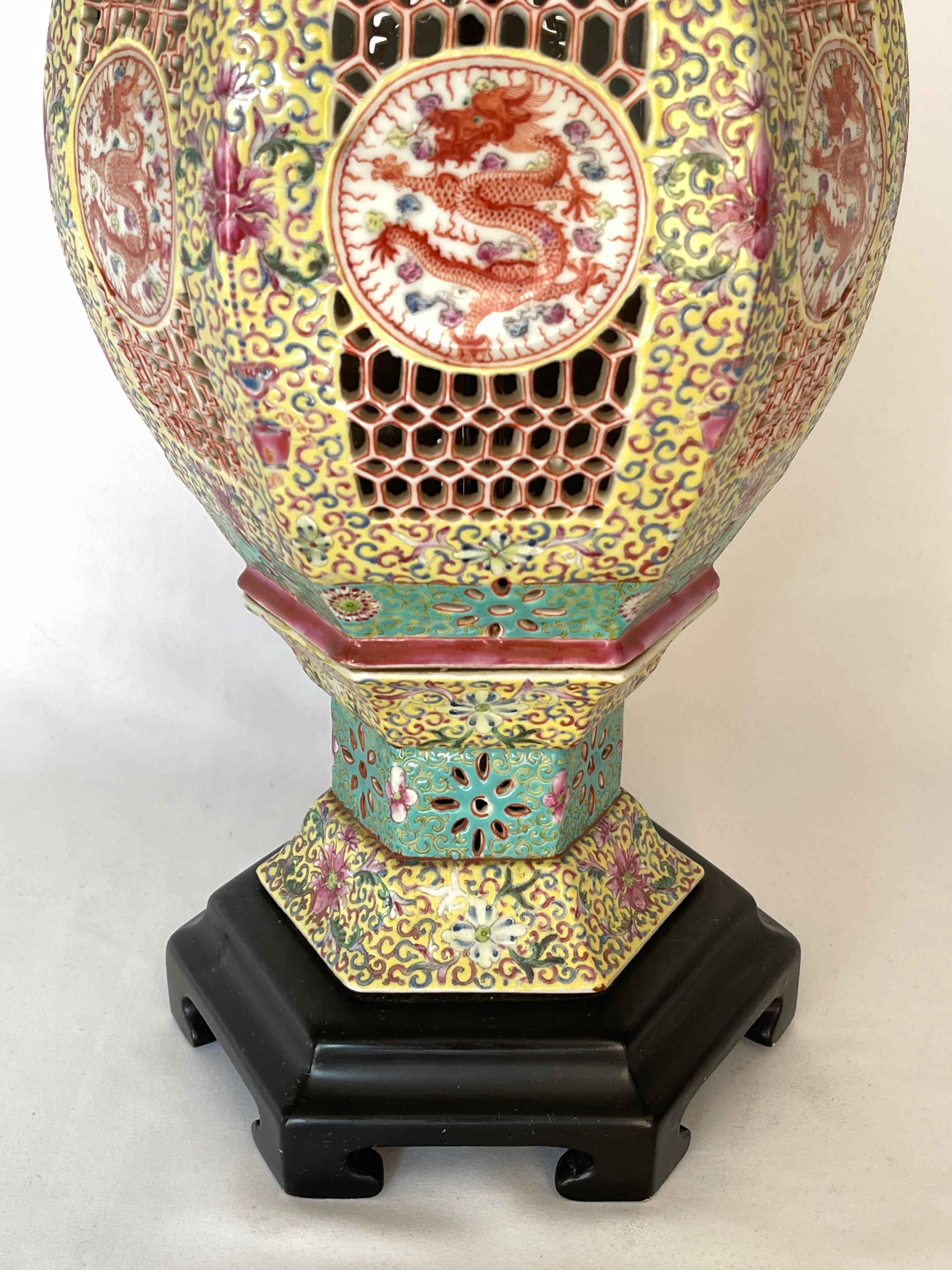 Ancienne lanterne de mariage chinoise en porcelaine famille rose en forme de dragon impérial en vente 1
