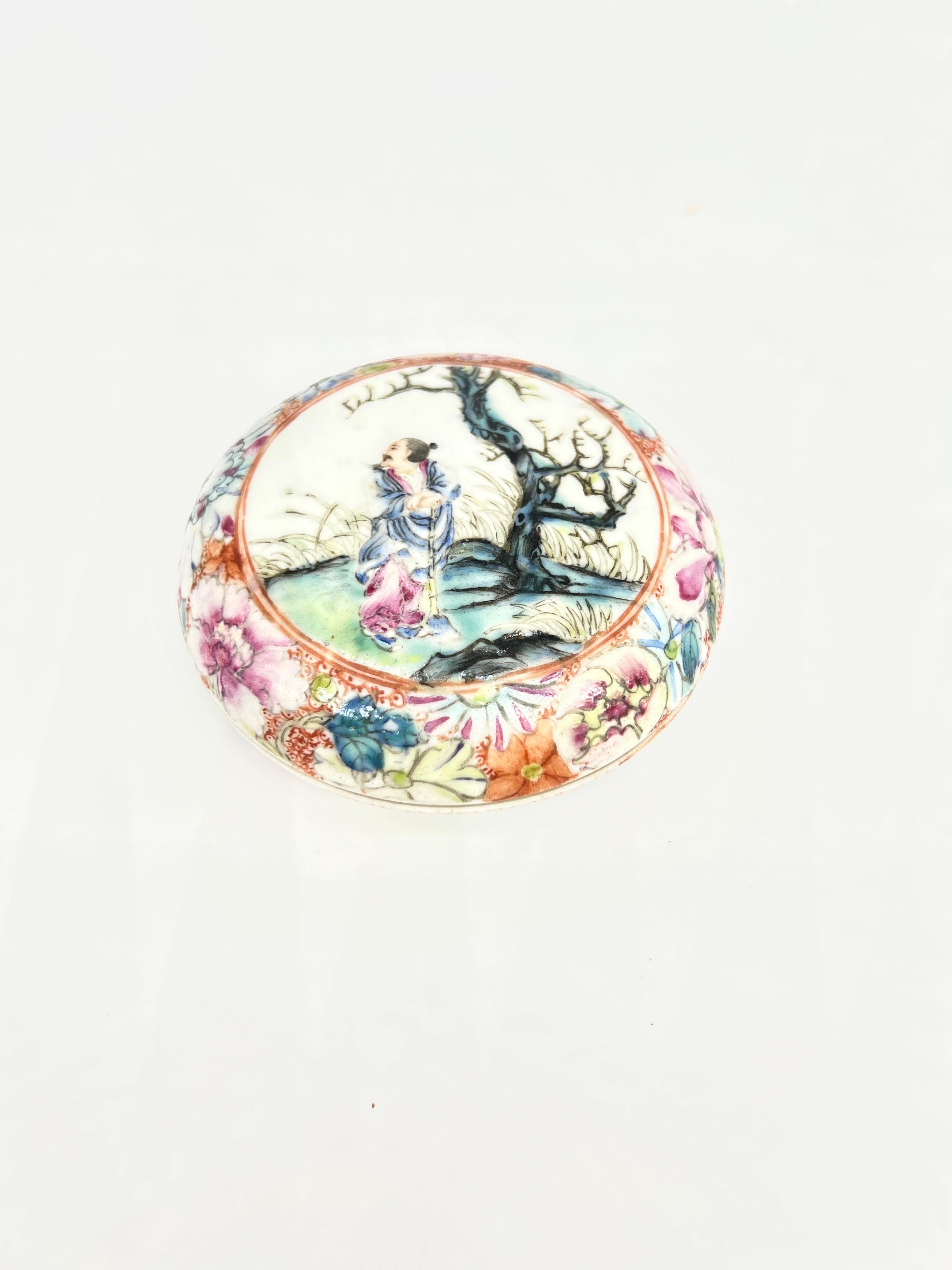 Das antike chinesische Famille Rose Porzellan mit Deckel und Qlong-Marke ist ein bemerkenswertes Stück chinesischer Porzellankunst. Dieser Krug aus der Qianlong-Periode zeigt die für diese Epoche charakteristische exquisite Handwerkskunst und Liebe