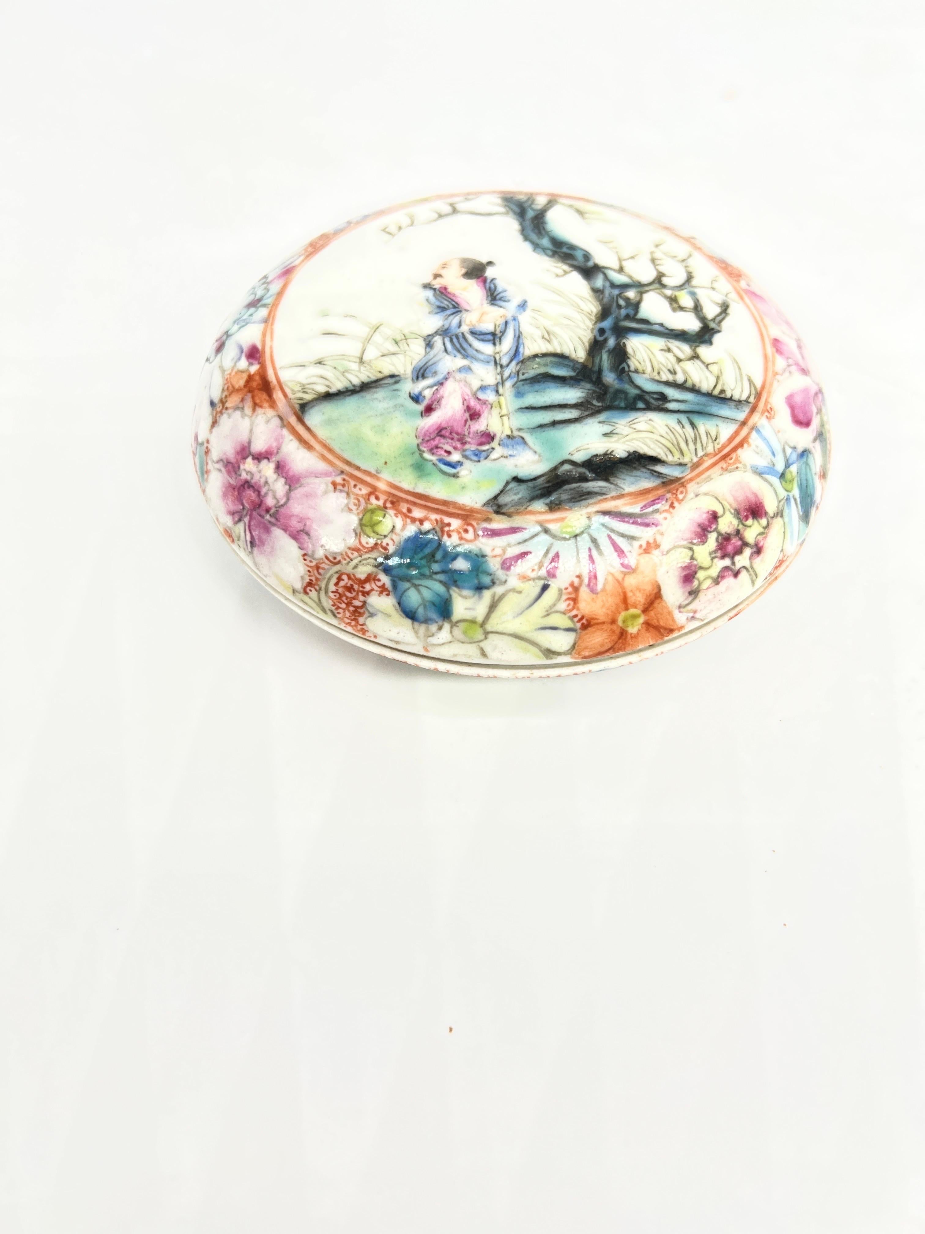 Antique Chinese Famille Rose Porcelain Lidded Powder Jar - Qianlong Mark In Good Condition For Sale In Atlanta, GA