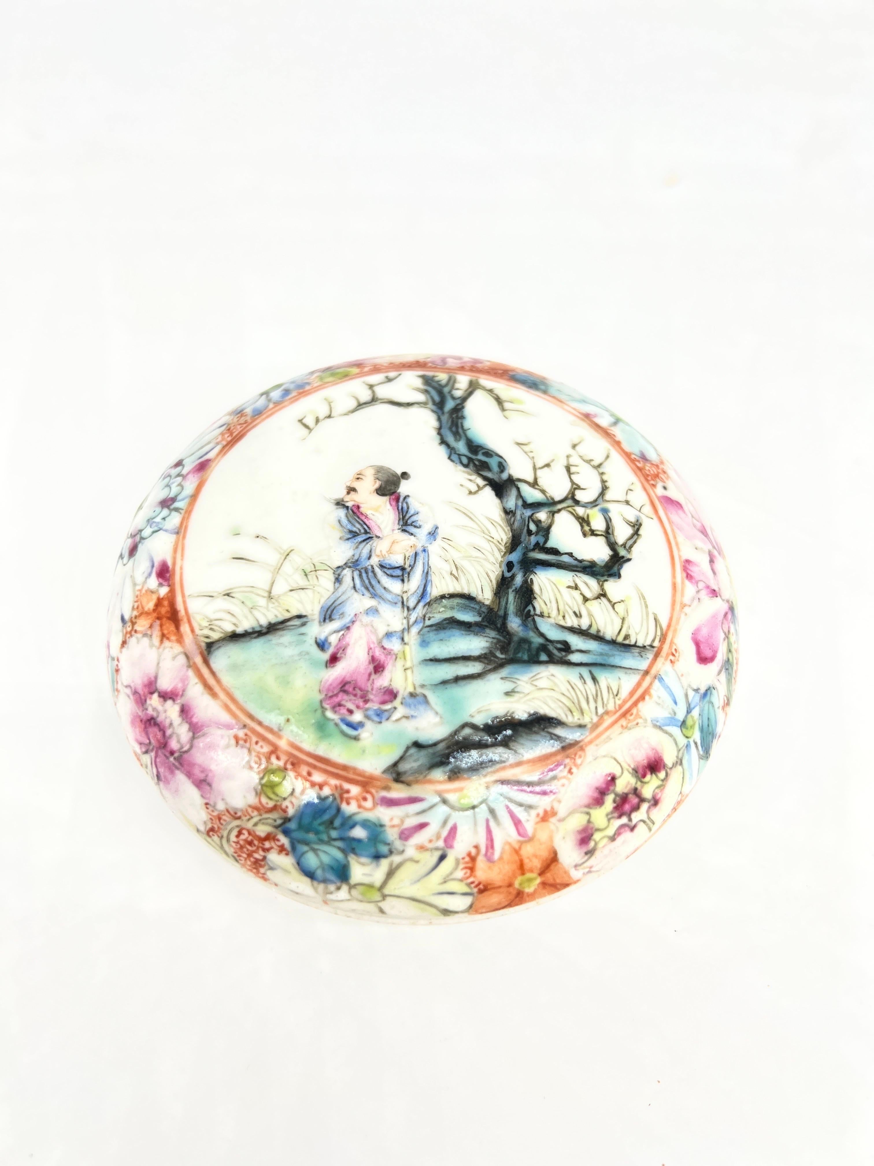 Antikes chinesisches Famille-Rose-Porzellan-Pudergefäß mit Deckel - Qianlong-Marke (Chinesisch) im Angebot