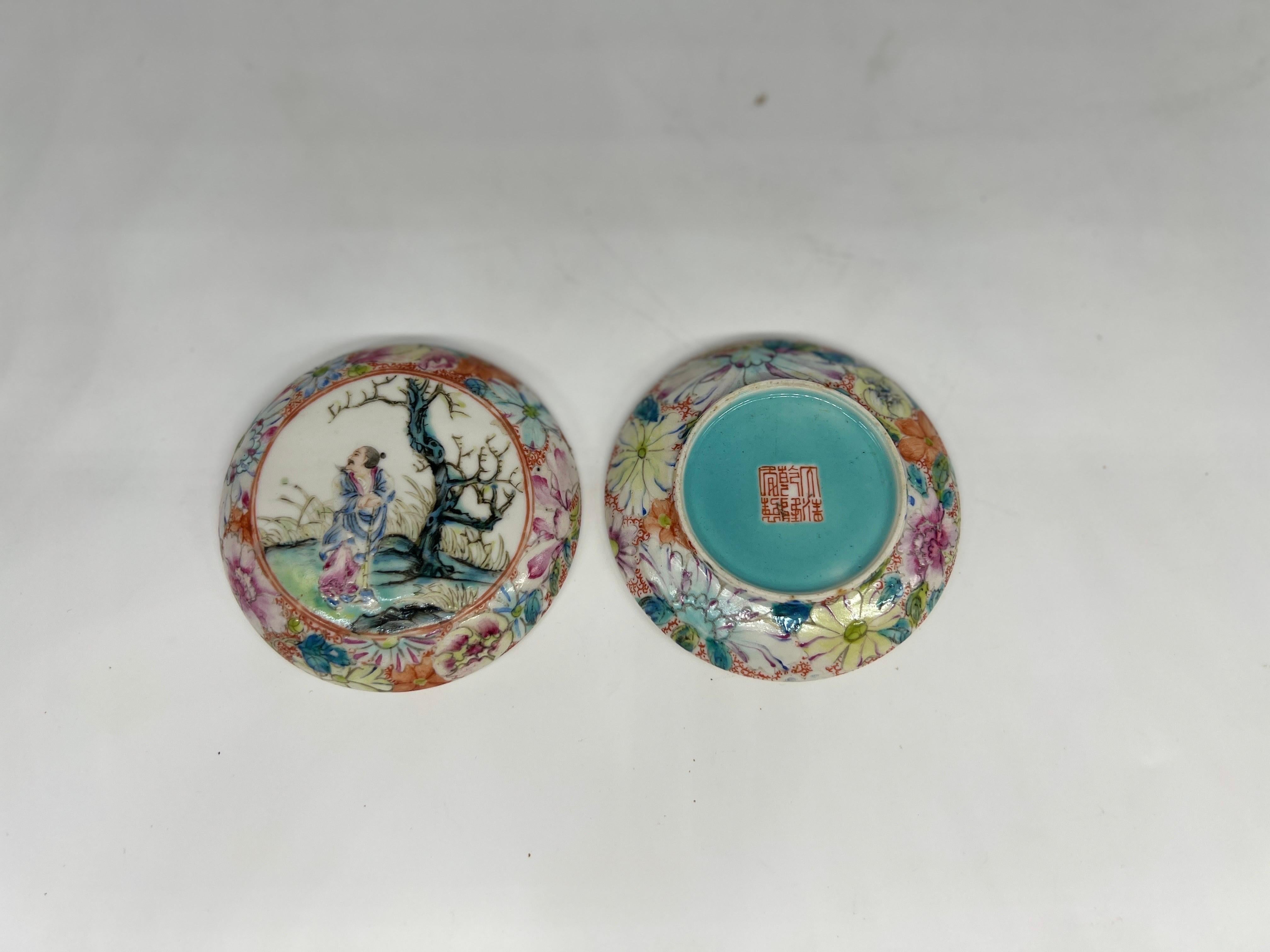 Antikes chinesisches Famille-Rose-Porzellan-Pudergefäß mit Deckel - Qianlong-Marke (19. Jahrhundert) im Angebot