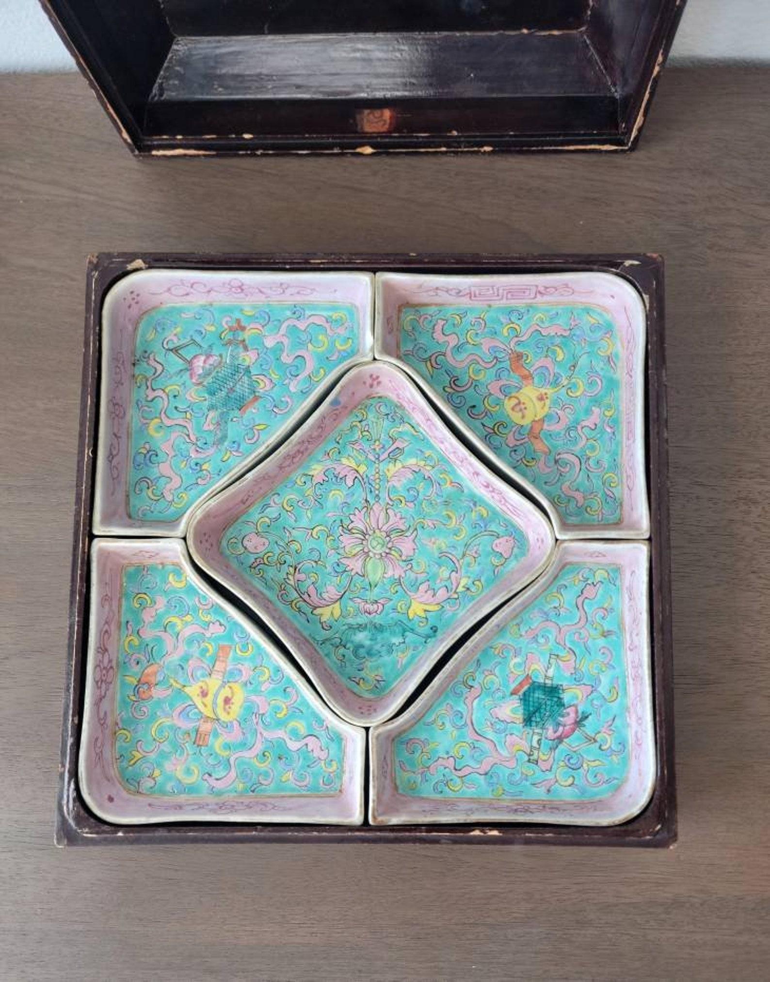 An antique Qing Dynasty Chinese sweetmeat (confectionery or sweet food) box, dating to the early 20th century, featuring a lacquered and parcel gilt painted box decorated in a stylized naturalistic scene, opening to reveal five-piece polychrome