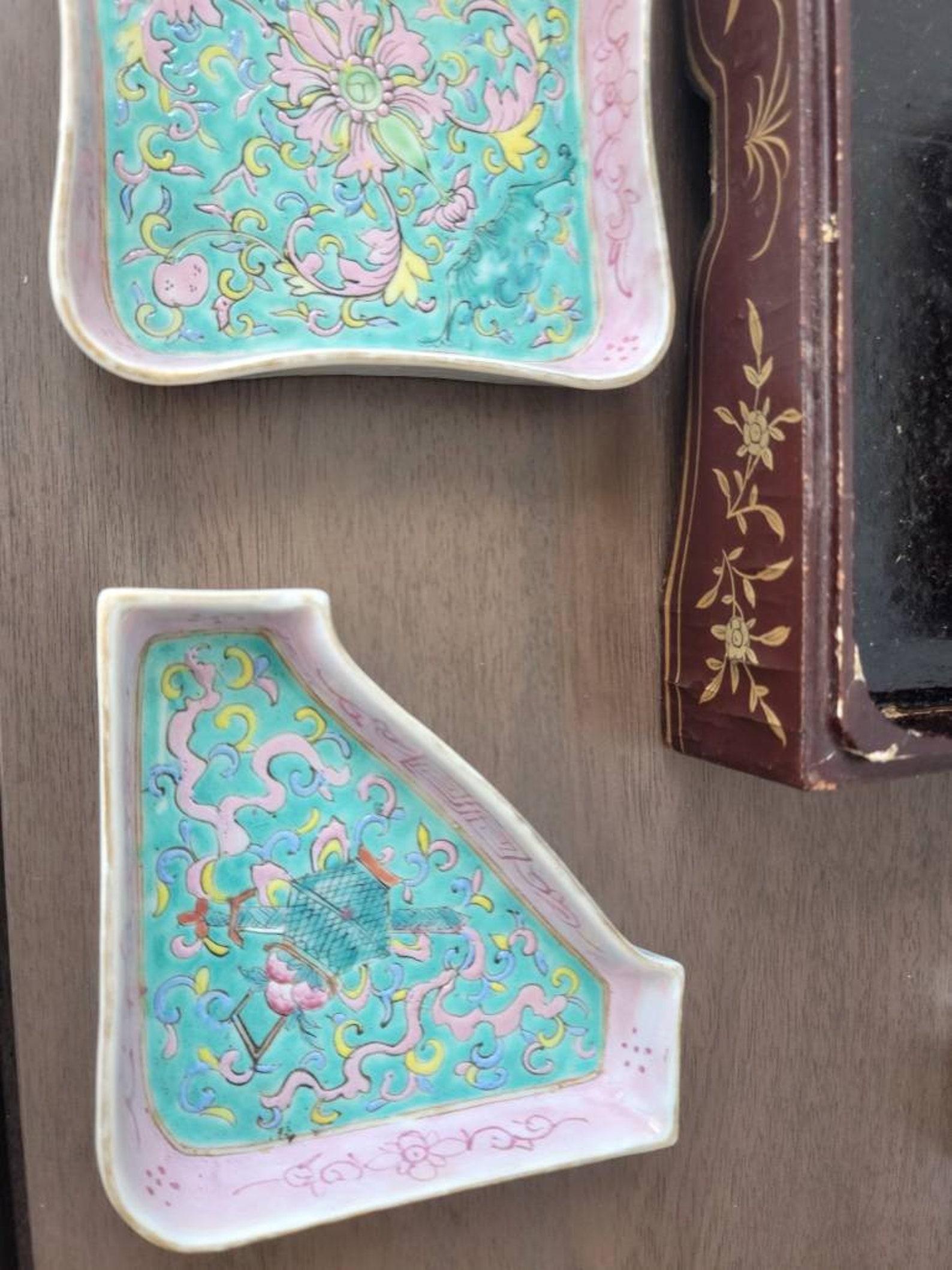 Doré Plats à sucre chinois anciens en porcelaine Famille Rose en vente