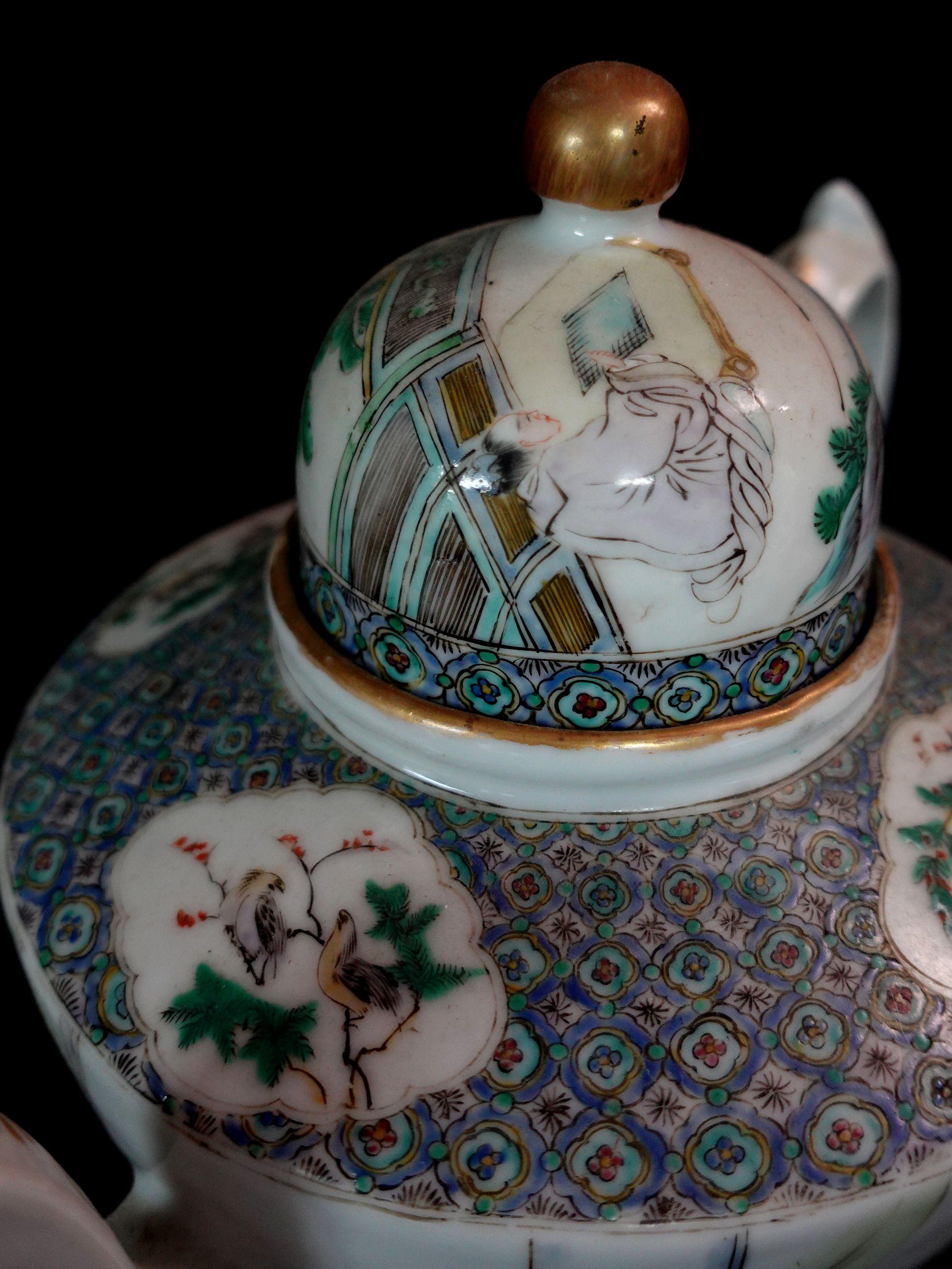 Antique Chinese Famille Rose Porcelain Teapot, early 19th Century For Sale 5