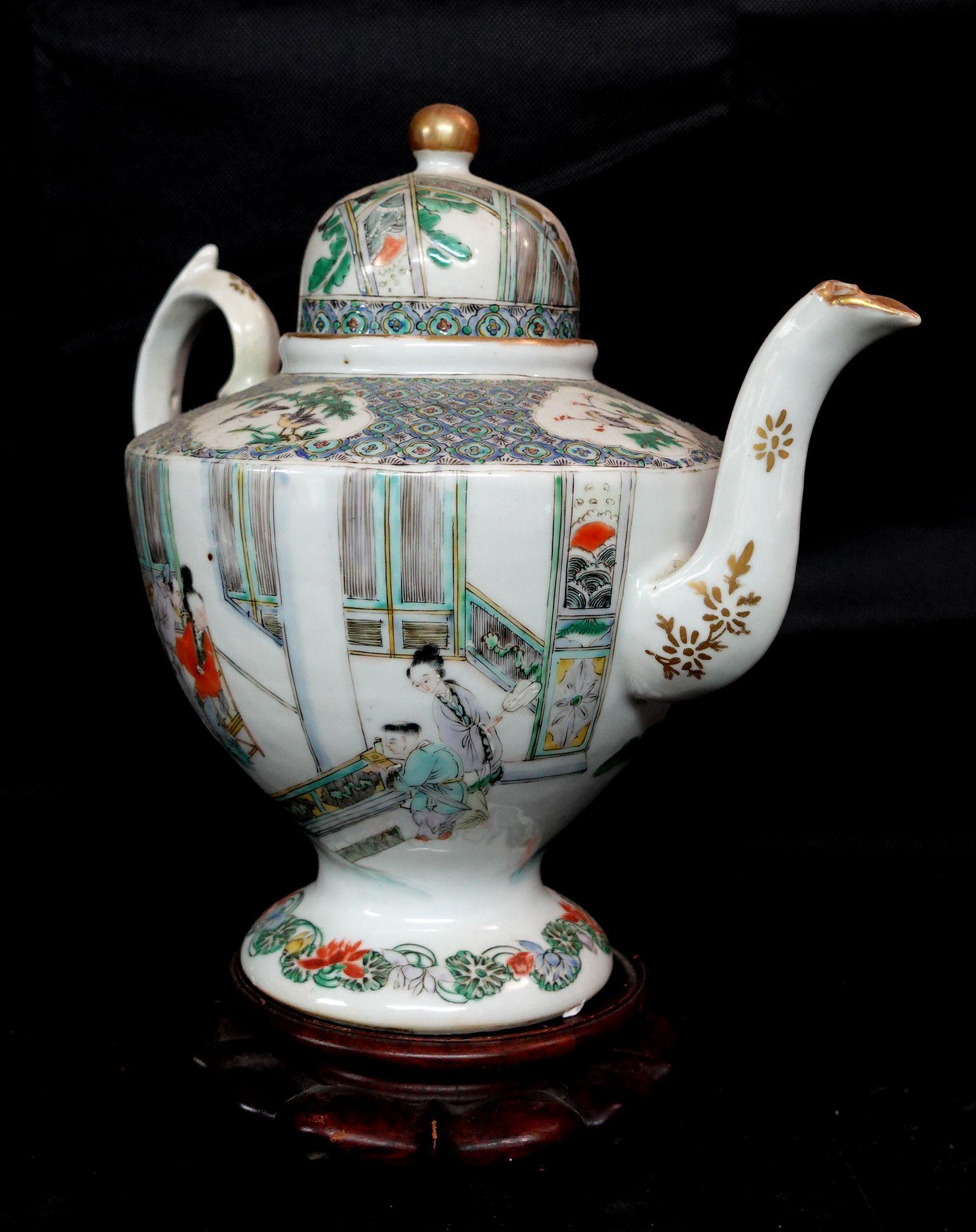 Antique Chinese Famille Rose Porcelain Teapot, early 19th Century For Sale 6