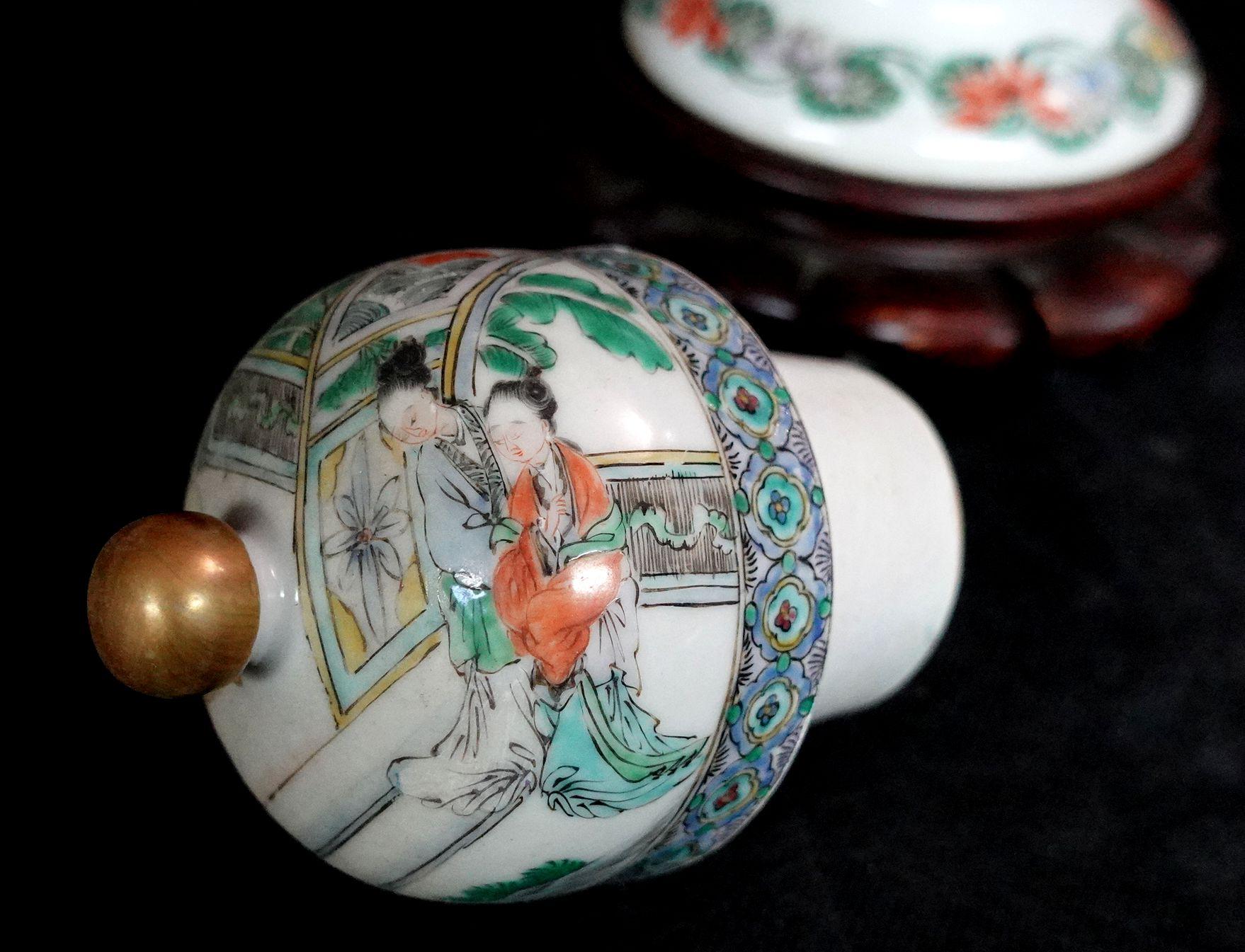 Thire chinoise ancienne en porcelaine Famille Rose, dbut du 19me sicle en vente 10