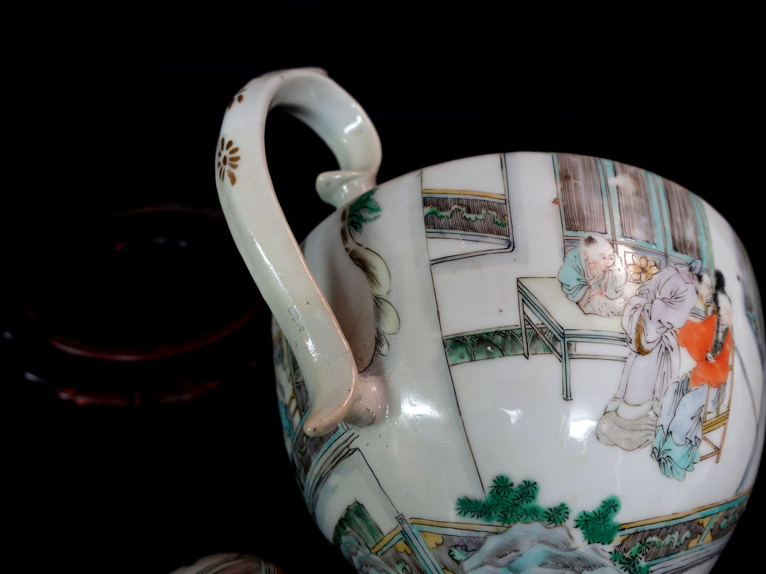 Thire chinoise ancienne en porcelaine Famille Rose, dbut du 19me sicle en vente 13