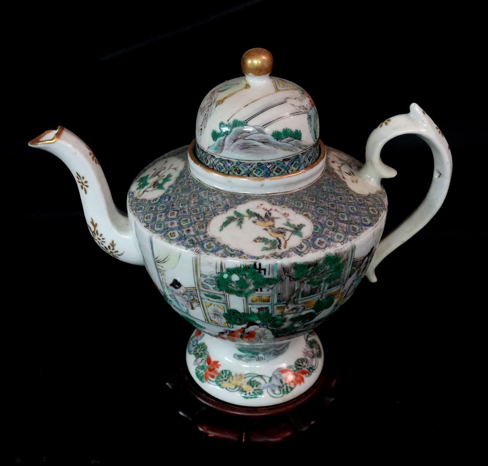 Hand-Painted Antique Chinese Famille Rose Porcelain Teapot, early 19th Century For Sale