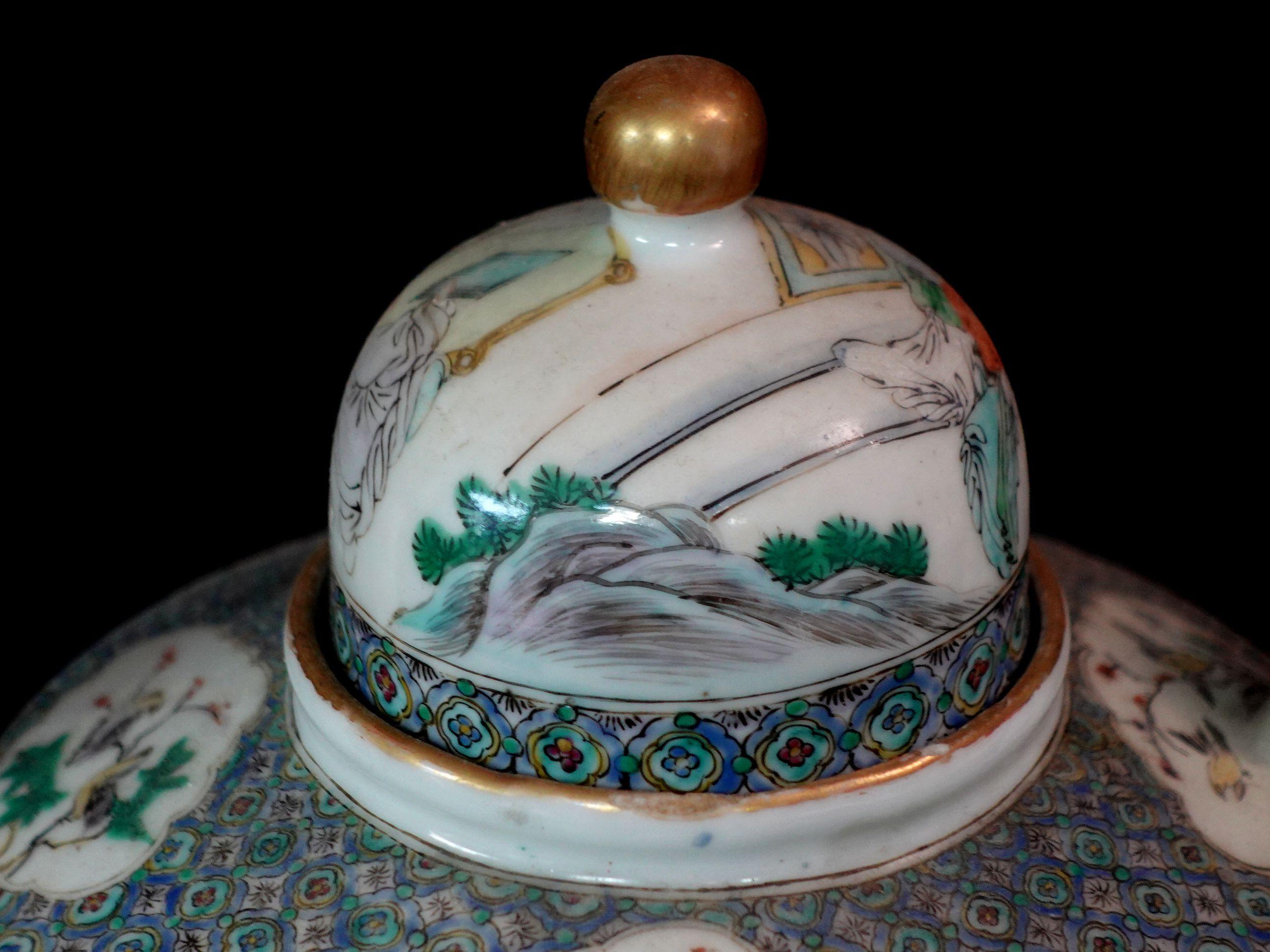 Antique Chinese Famille Rose Porcelain Teapot, early 19th Century In Good Condition For Sale In Norton, MA