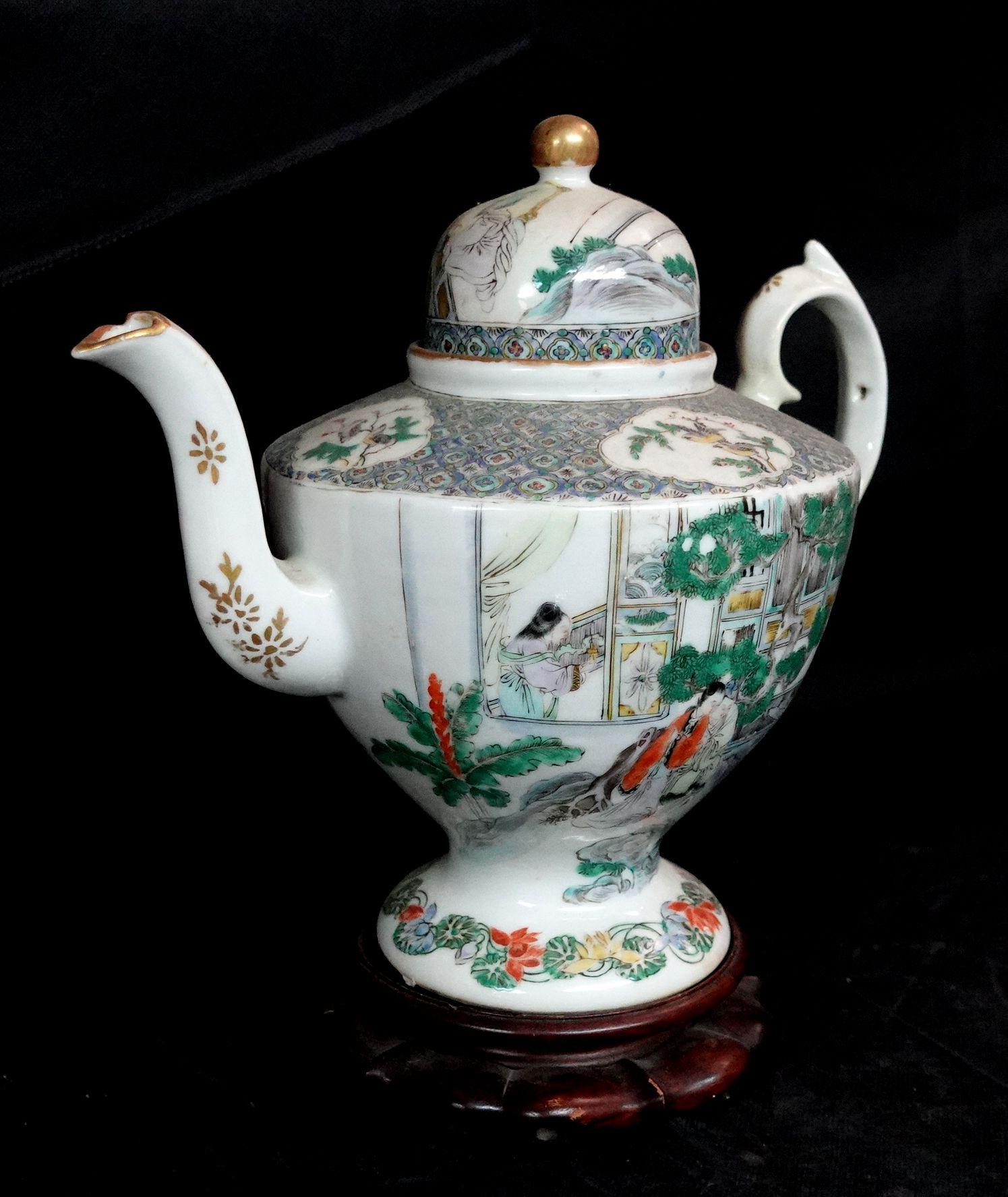 Antique Chinese Famille Rose Porcelain Teapot, early 19th Century For Sale 2