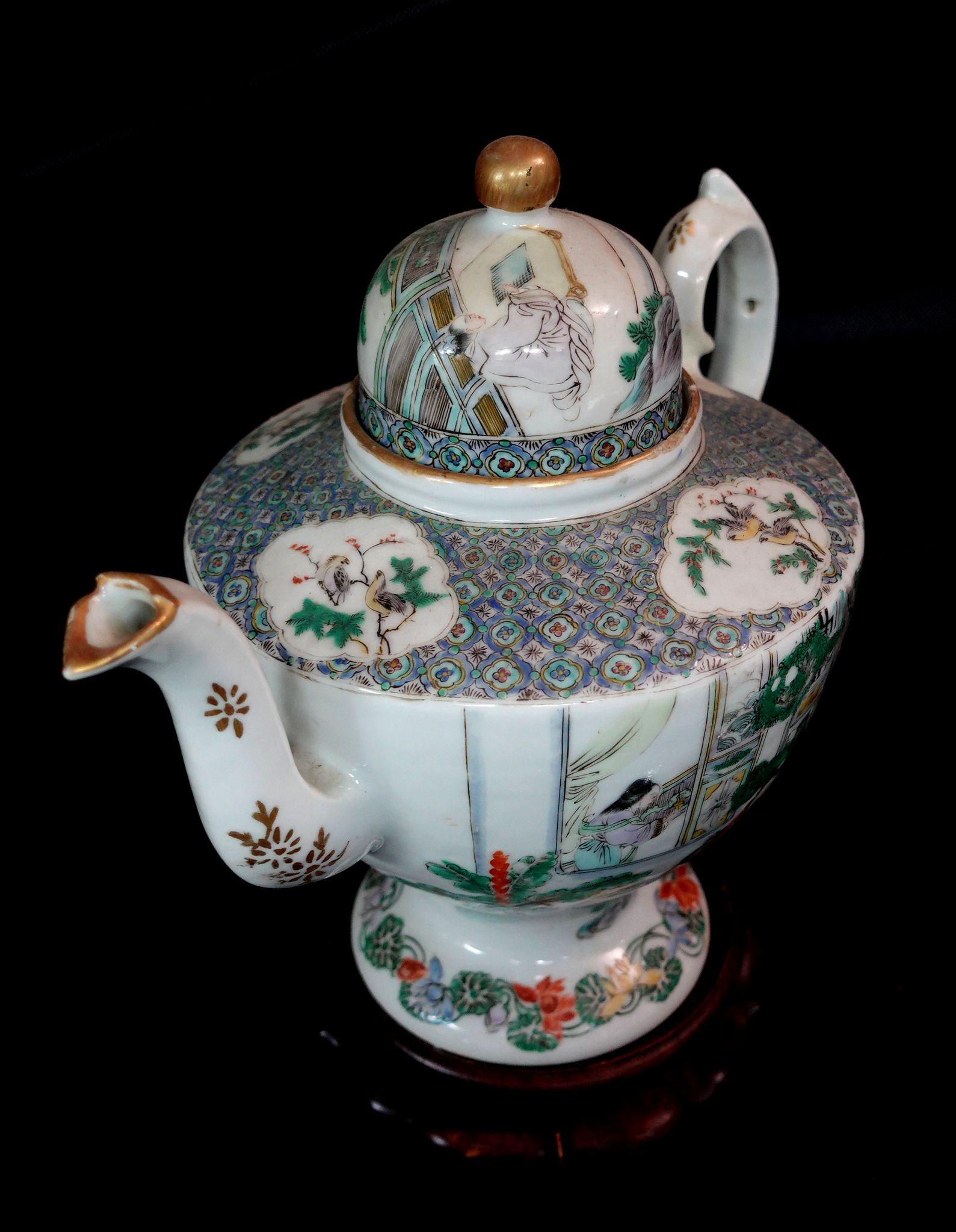 Antique Chinese Famille Rose Porcelain Teapot, early 19th Century For Sale 4