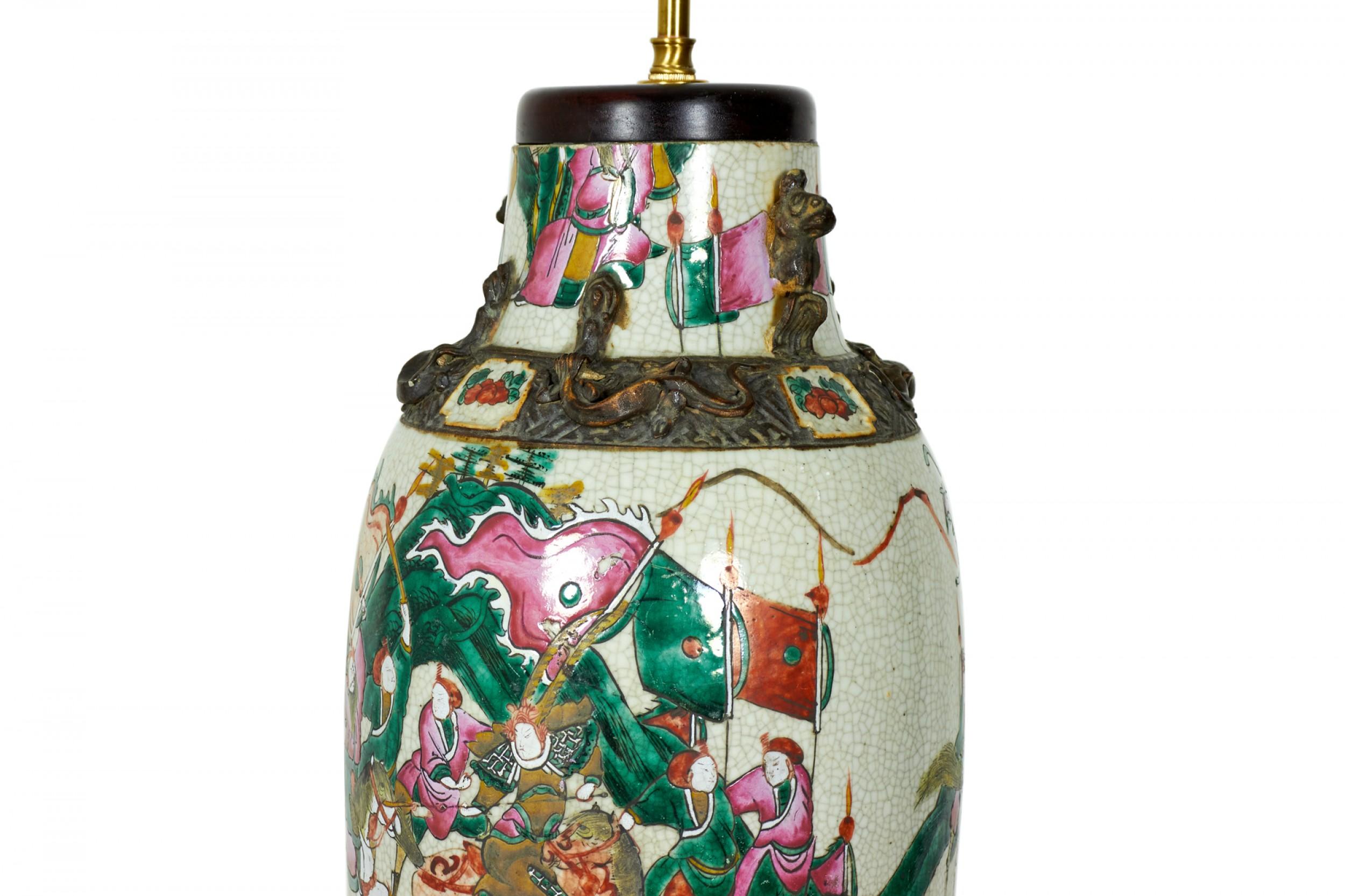 Exportation chinoise Ancienne lampe de bureau chinoise avec vase en porcelaine représentant une scène de Procession en vente