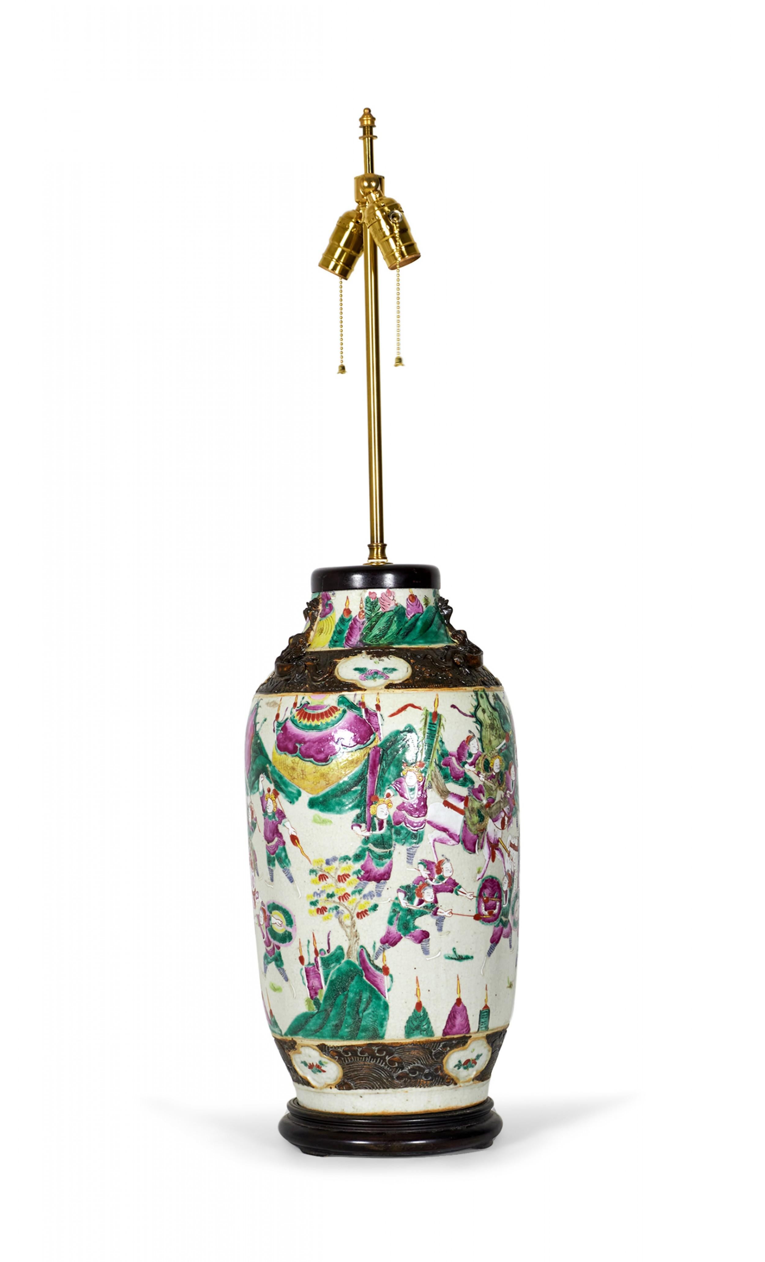 Exportation chinoise Ancienne lampe de bureau chinoise avec vase en porcelaine représentant une scène de Procession en vente