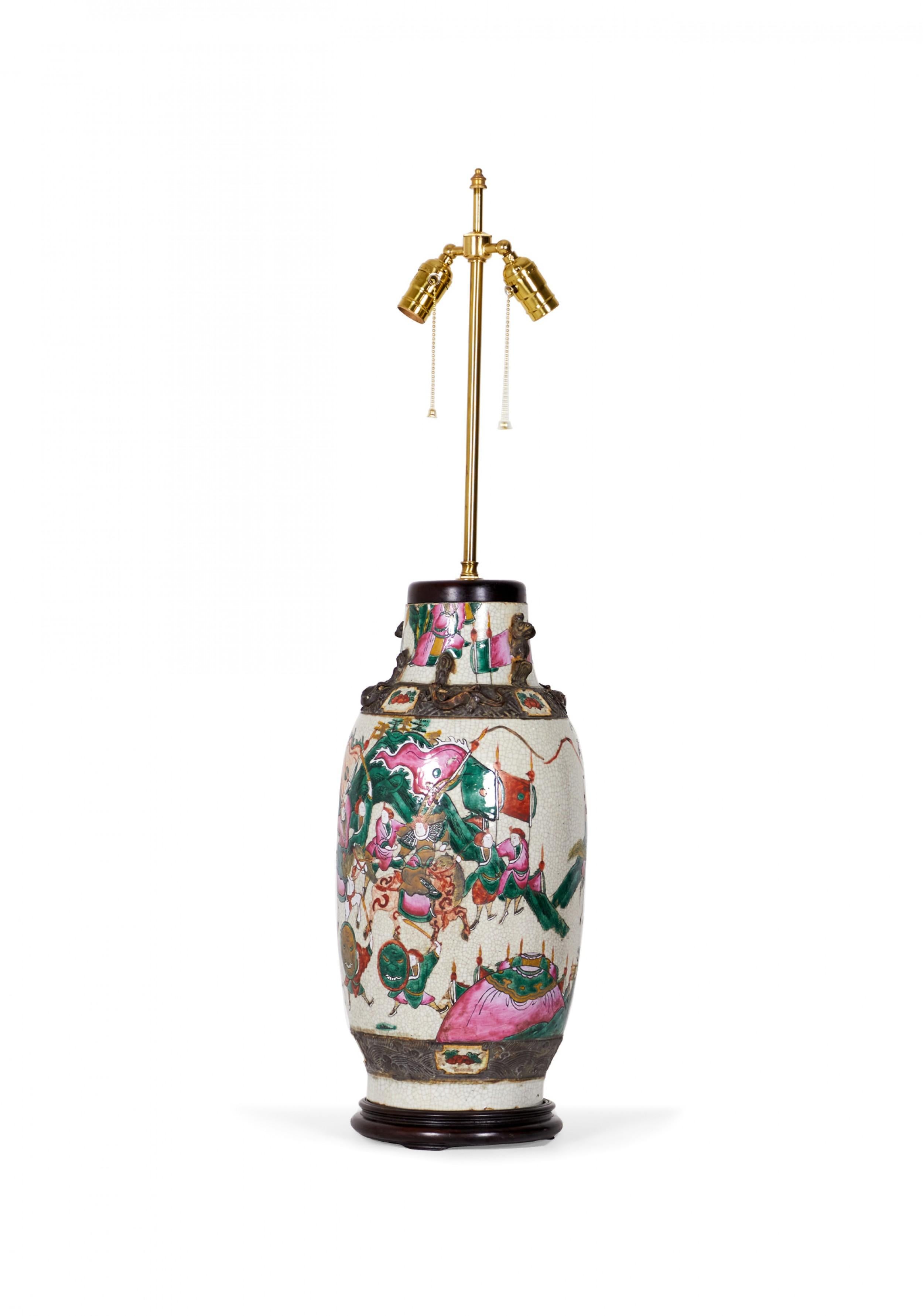 Chinois Ancienne lampe de bureau chinoise avec vase en porcelaine représentant une scène de Procession en vente