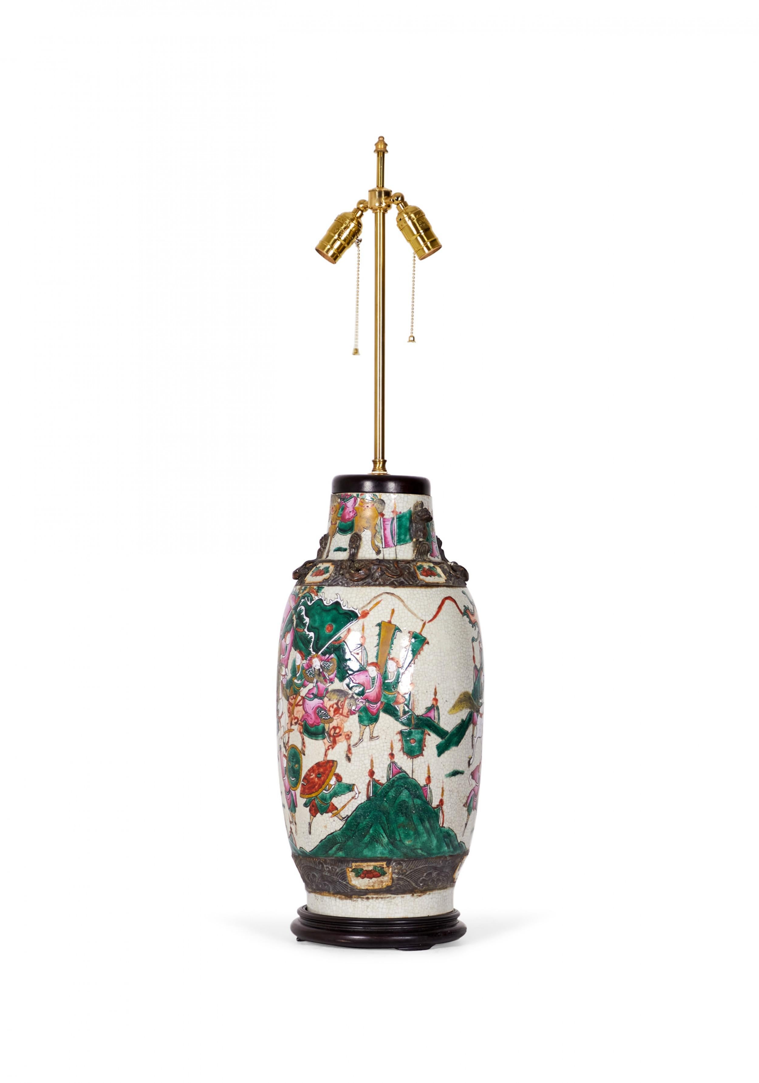 Fait main Ancienne lampe de bureau chinoise avec vase en porcelaine représentant une scène de Procession en vente