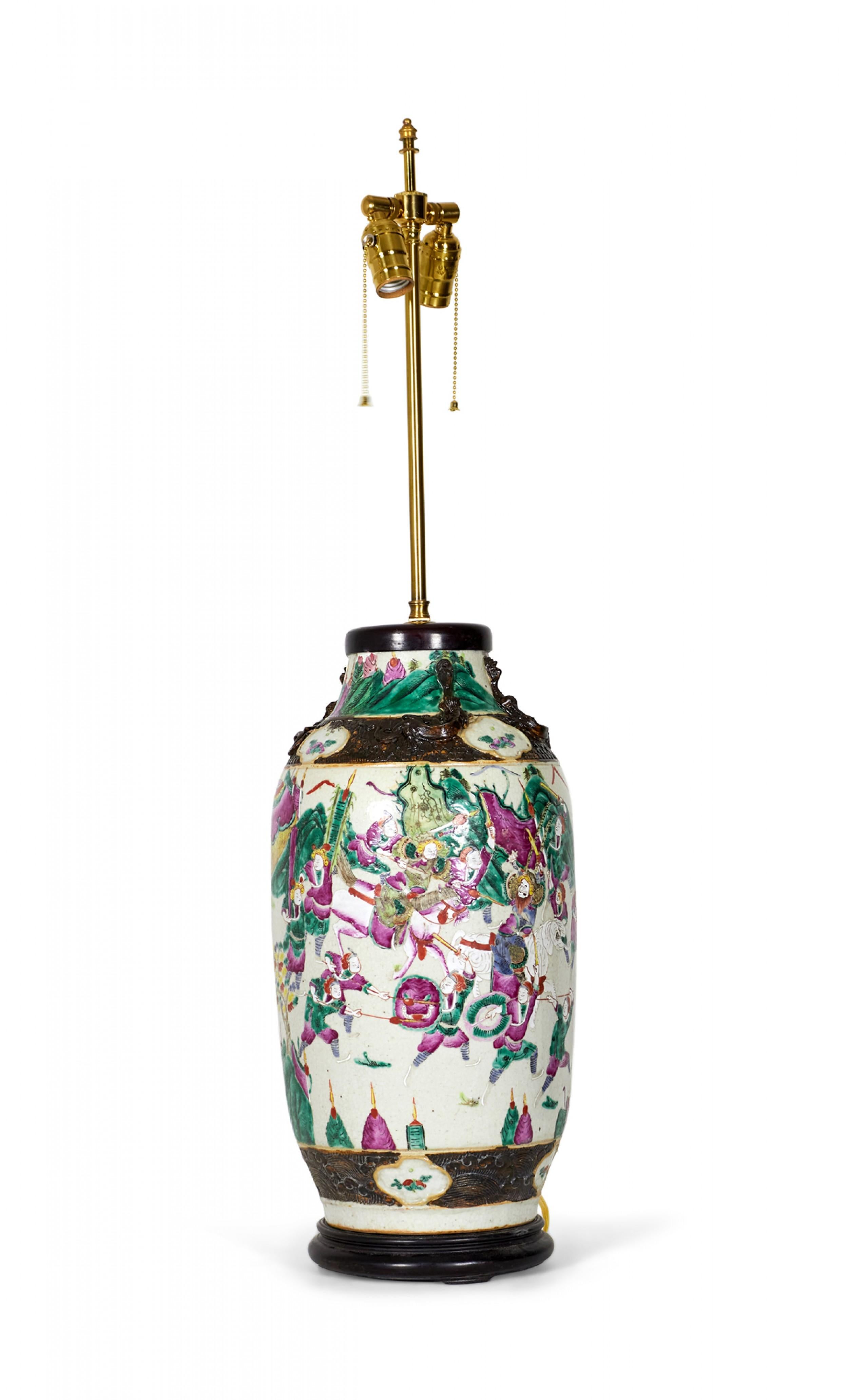 Fait main Ancienne lampe de bureau chinoise avec vase en porcelaine représentant une scène de Procession en vente