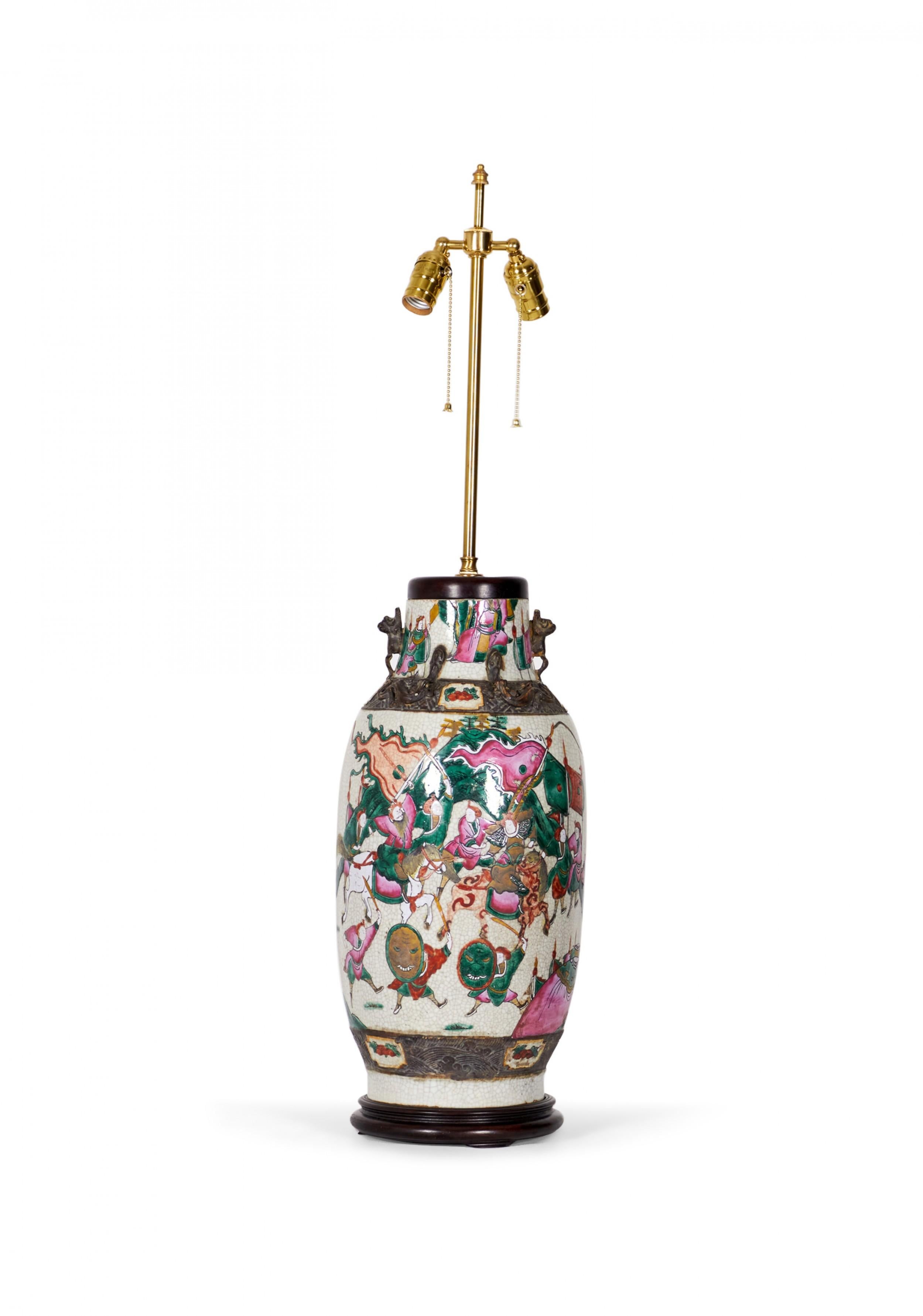 Ancienne lampe de bureau chinoise avec vase en porcelaine représentant une scène de Procession Bon état - En vente à Queens, NY