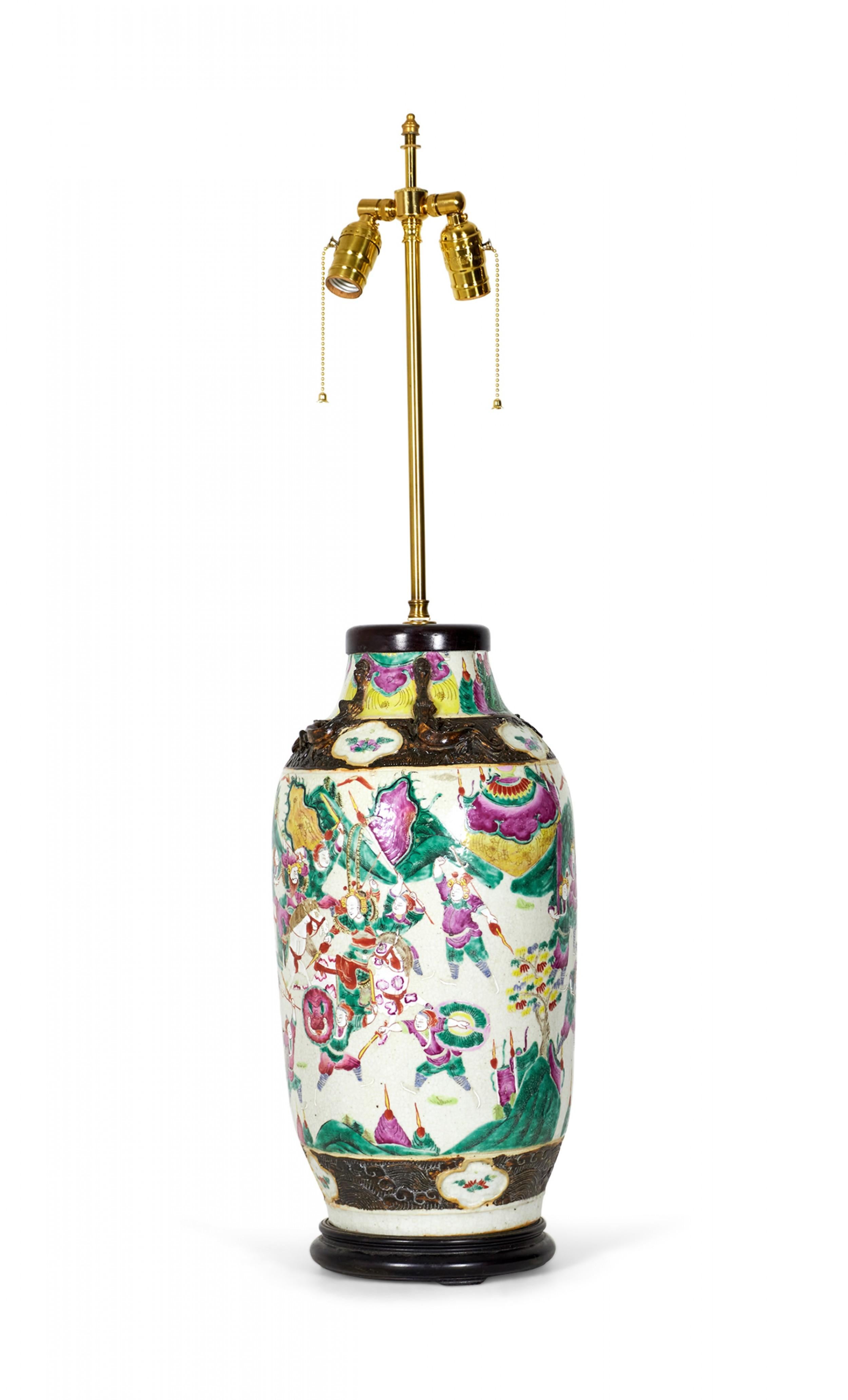 Ancienne lampe de bureau chinoise avec vase en porcelaine représentant une scène de Procession Bon état - En vente à Queens, NY