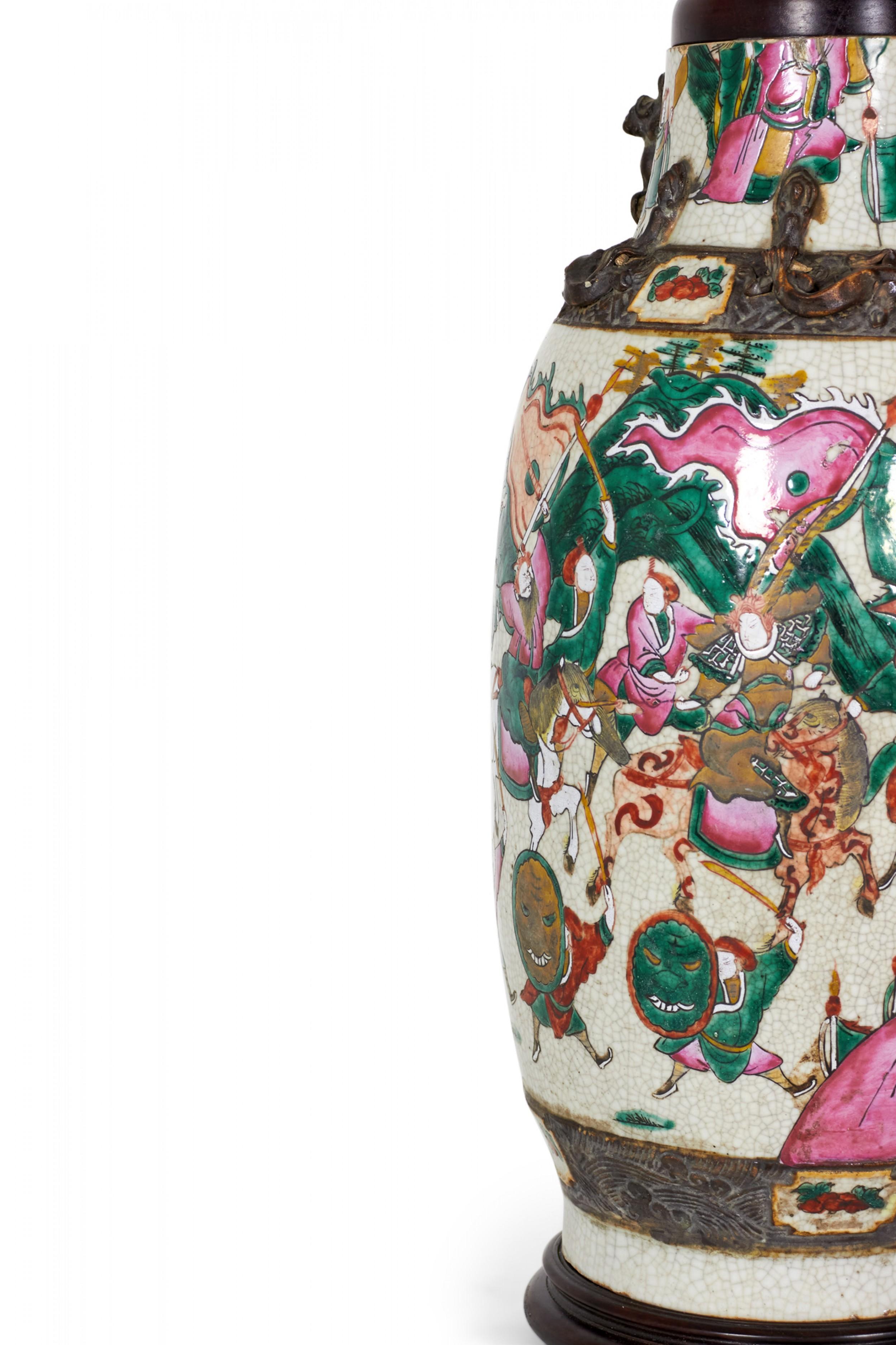 XVIIIe siècle et antérieur Ancienne lampe de bureau chinoise avec vase en porcelaine représentant une scène de Procession en vente