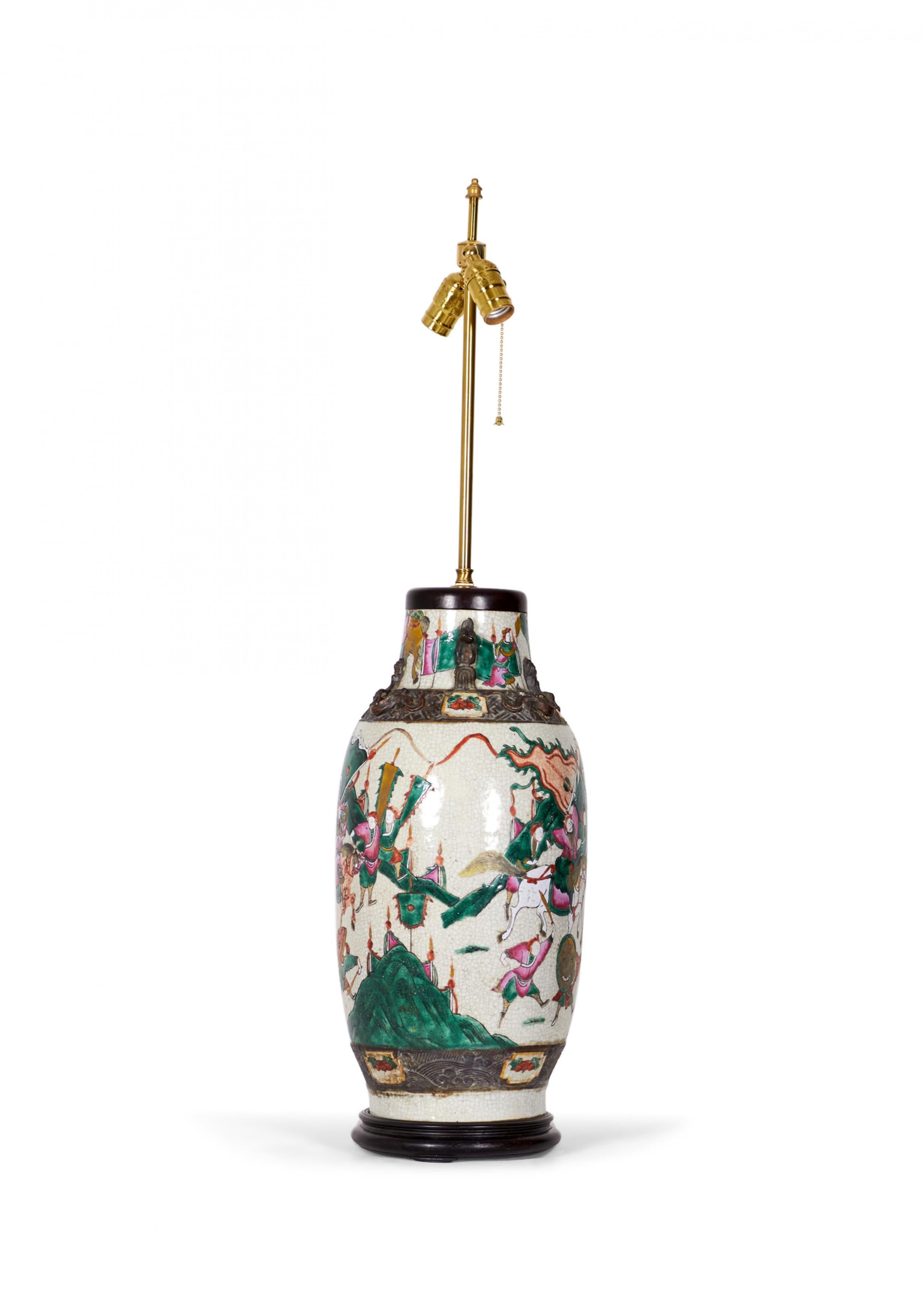 Laiton Ancienne lampe de bureau chinoise avec vase en porcelaine représentant une scène de Procession en vente