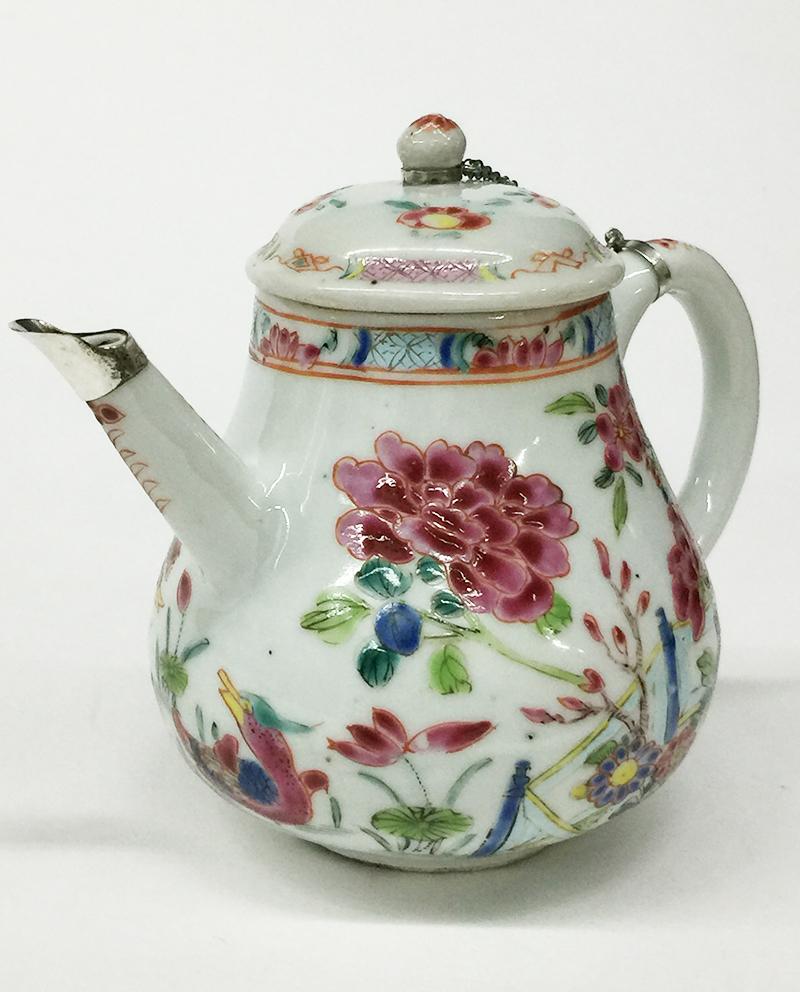 Enameled 18th Century Chinese porcelain Famille Rose Teapot with Cover For Sale