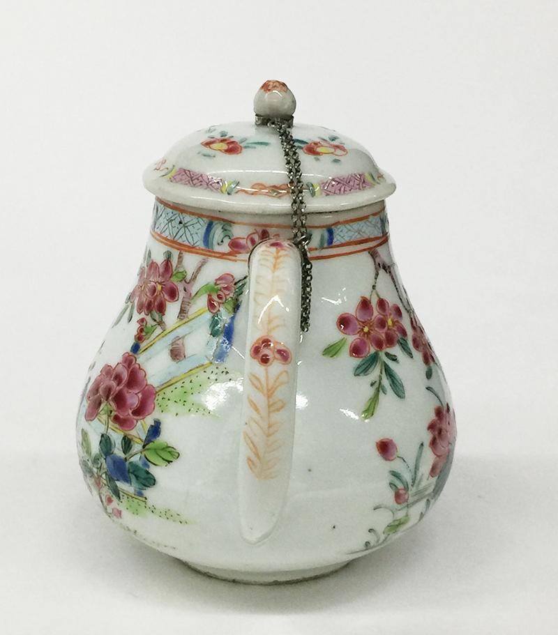 18th Century Chinese porcelain Famille Rose Teapot with Cover In Good Condition For Sale In Delft, NL