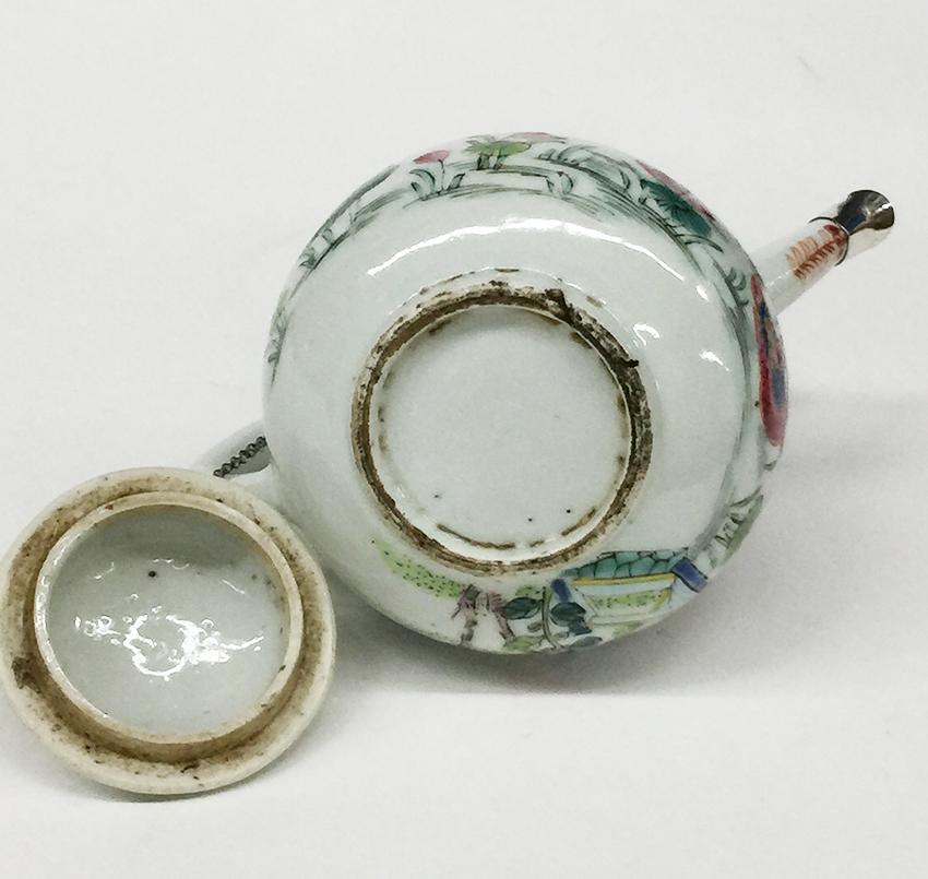 18th Century Chinese porcelain Famille Rose Teapot with Cover For Sale 2