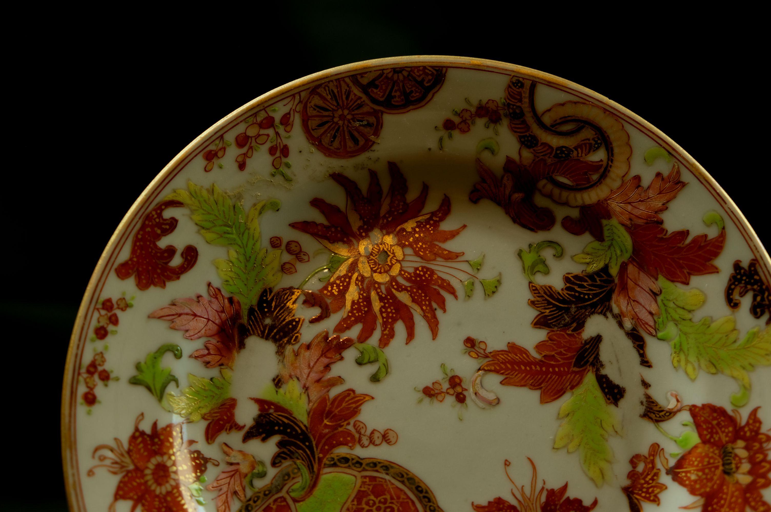 Verdadera antigüedad de plato de porcelana china de exportación, meticulosamente pintado a mano con el exuberante motivo de hojas de seudotobaco con ricos diseños foliados y florales.