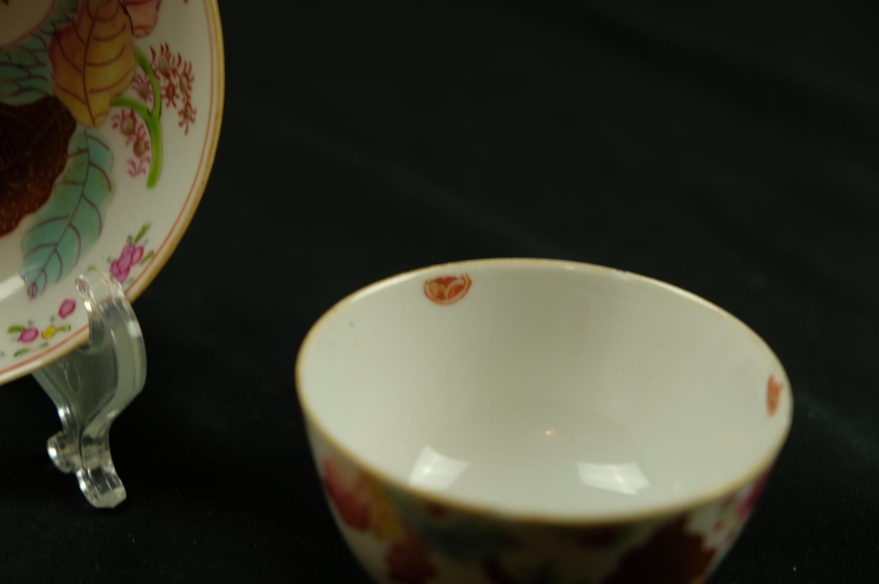 Antike chinesische Famille-Rose-Teekanne und Untertasse aus Porzellan mit Tabakblättern (Chinesisch) im Angebot