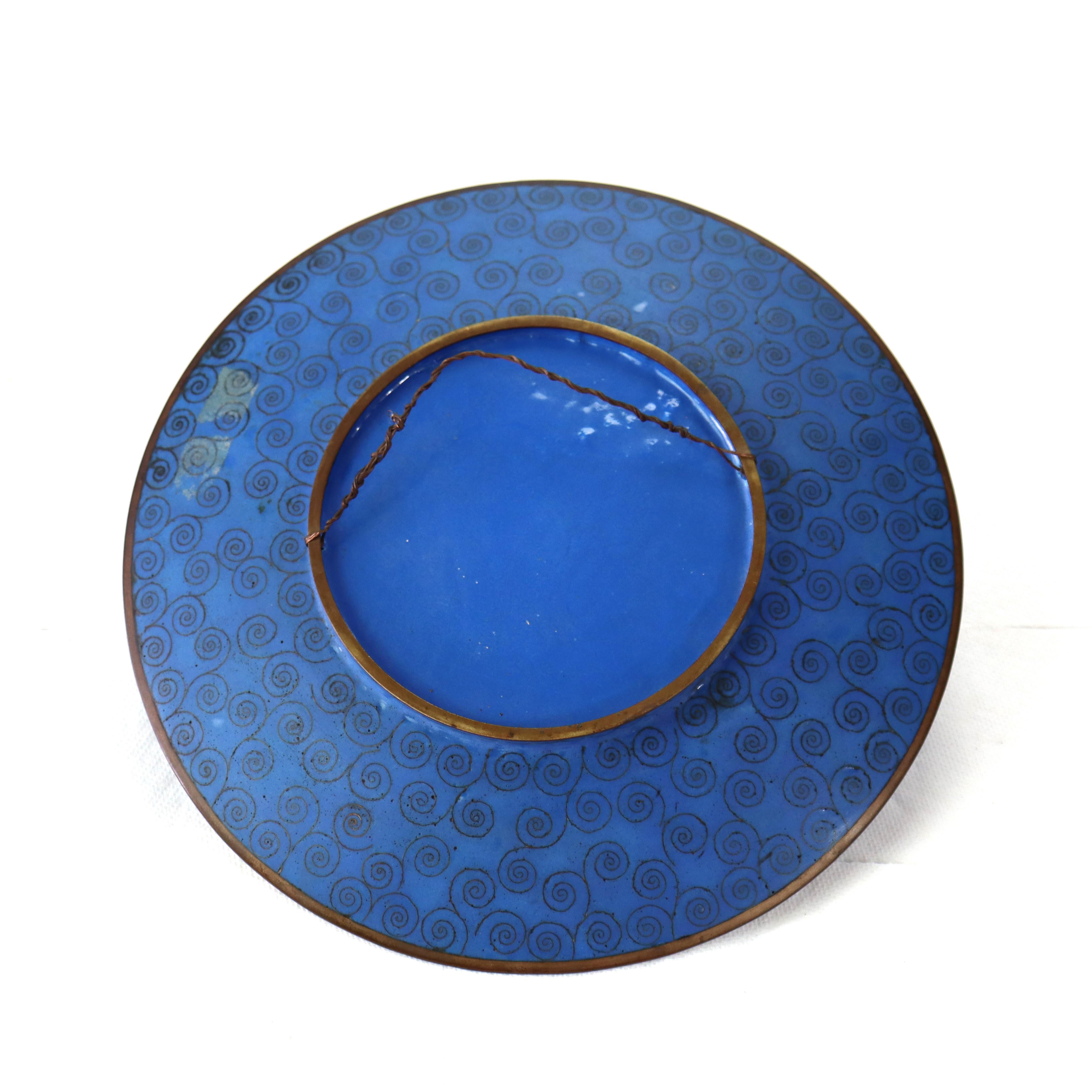 Chinois Ancienne assiette chinoise en cloisonné émaillée d'un oiseau figuratif C1920 en vente