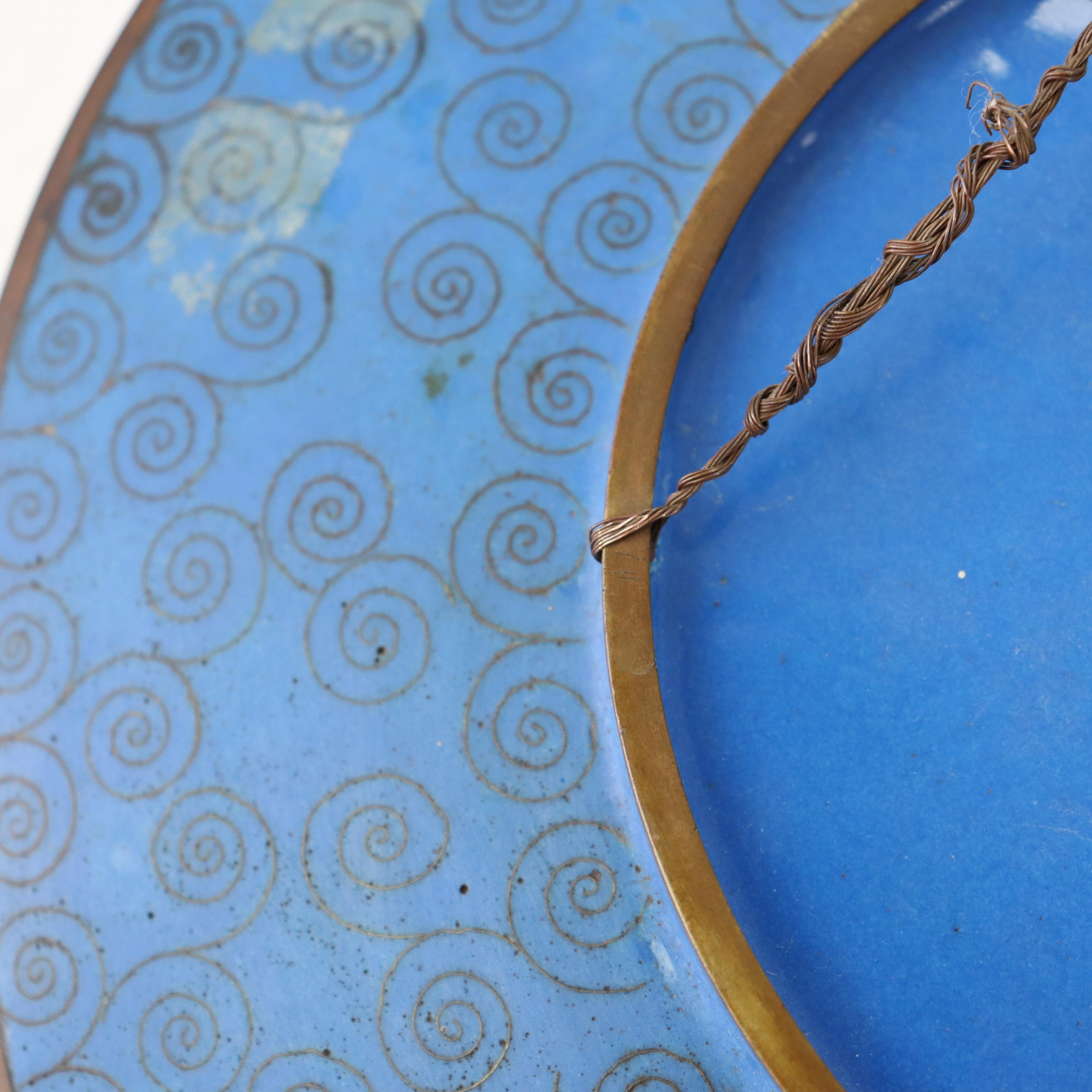 Ancienne assiette chinoise en cloisonné émaillée d'un oiseau figuratif C1920 Bon �état - En vente à Big Flats, NY