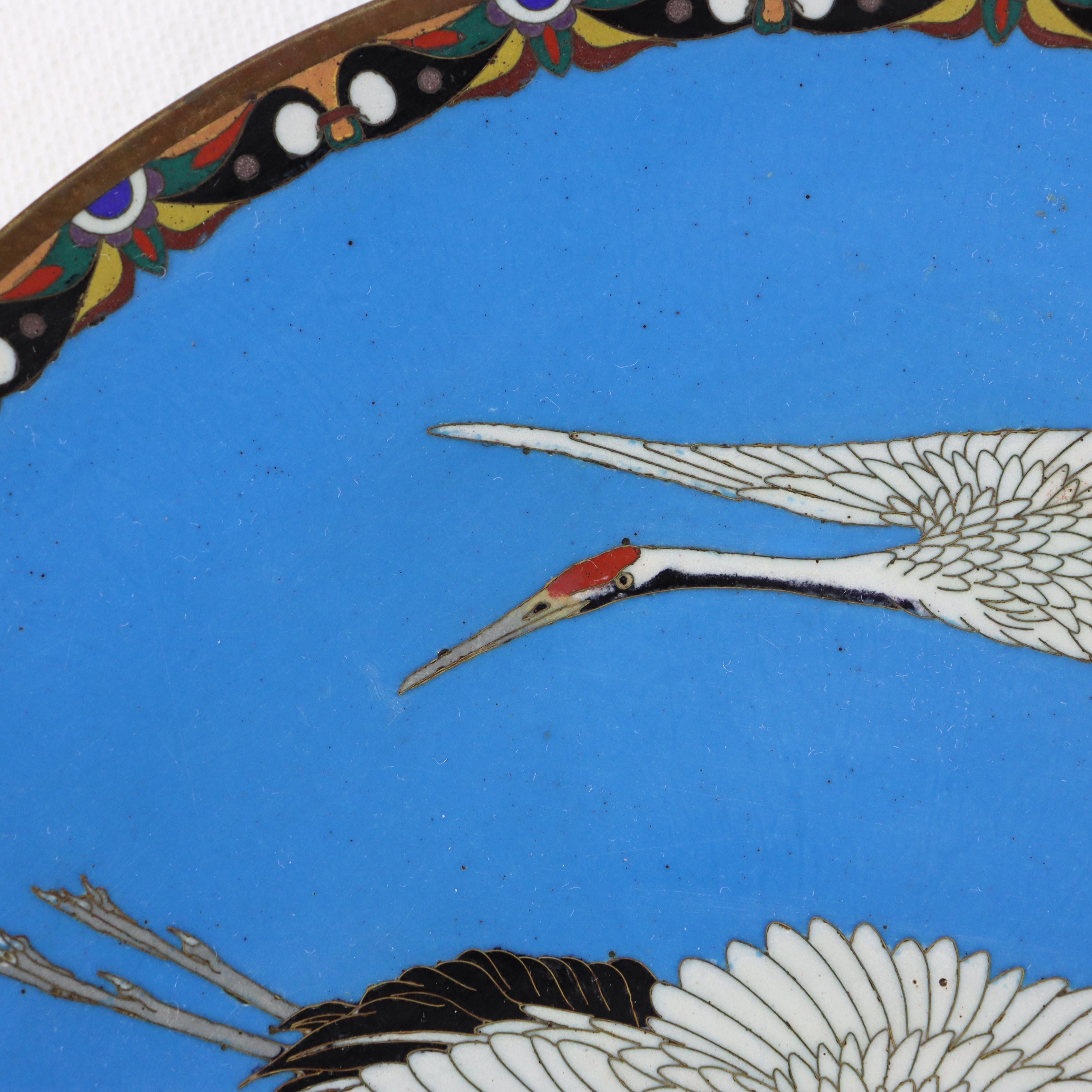20ième siècle Ancienne assiette chinoise en cloisonné émaillée d'un oiseau figuratif C1920 en vente