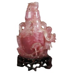 Antico vaso cinese figurato con coperchio di quarzo rosa intagliato su base di legno duro intagliato