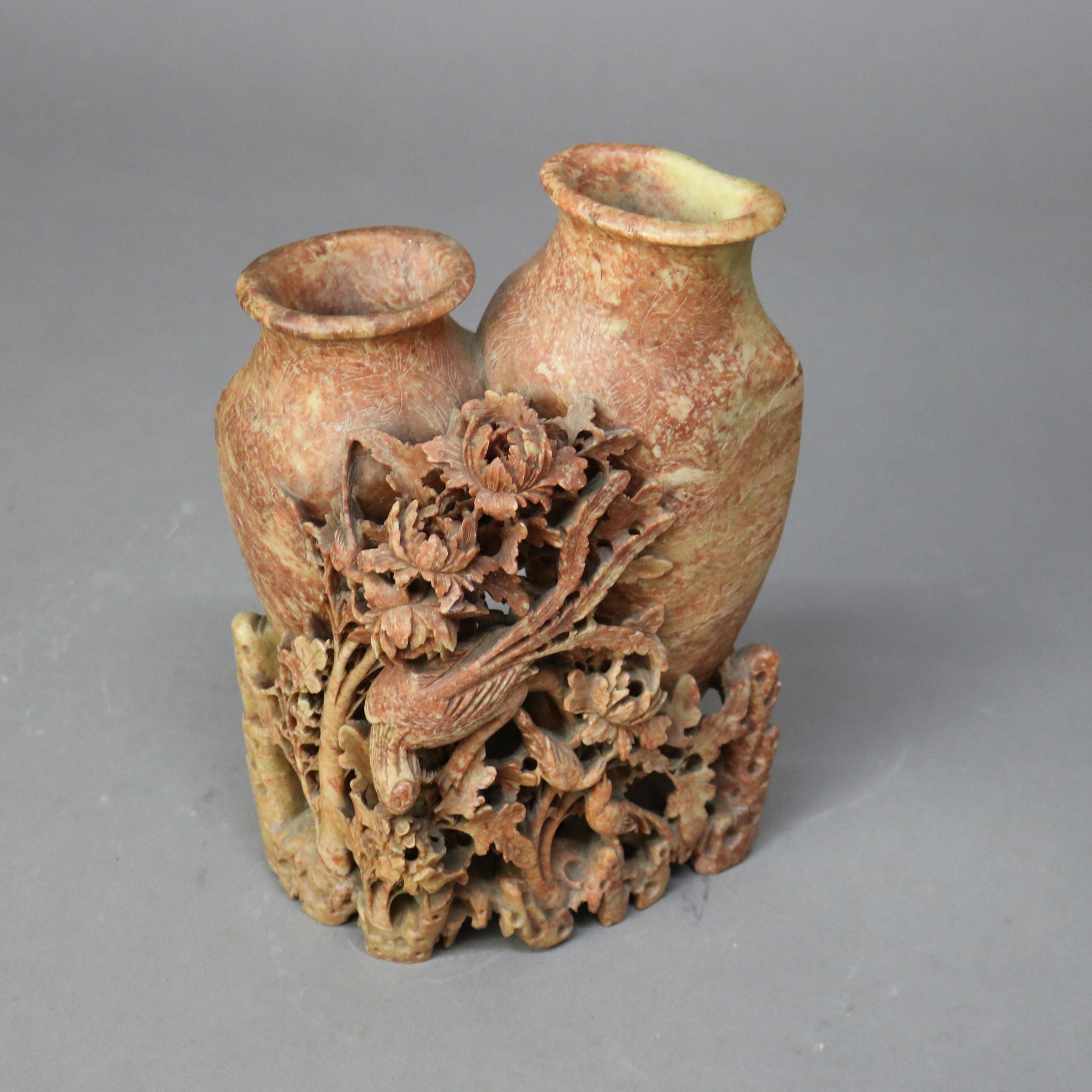 Ancien vase chinois à double soapstone rouge sculpté, figuratif et floral, vers 1920

Dimensions : 11,5 