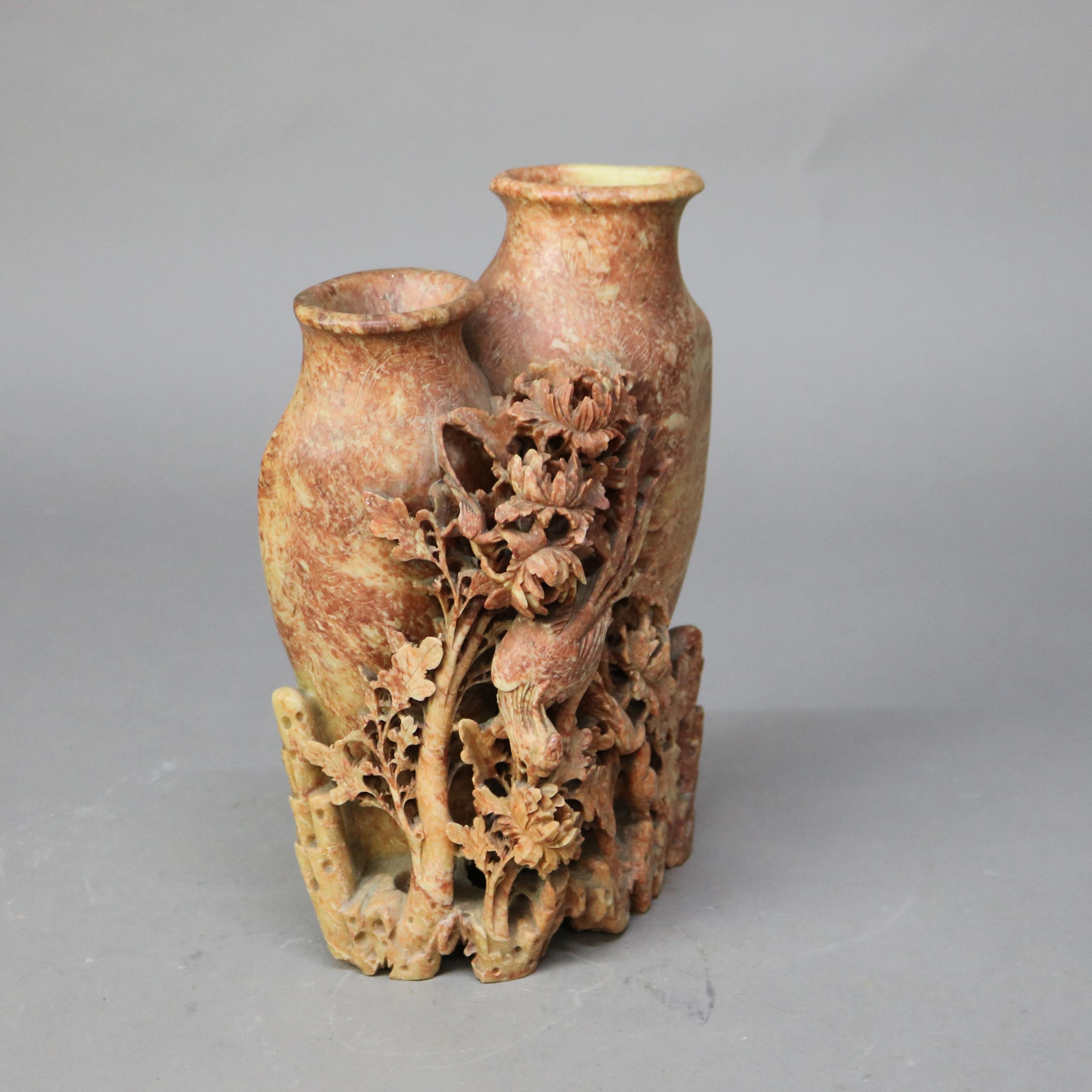 Asiatique Ancien vase chinois à double soapstone rouge sculpté, figuratif et floral, vers 1920 en vente