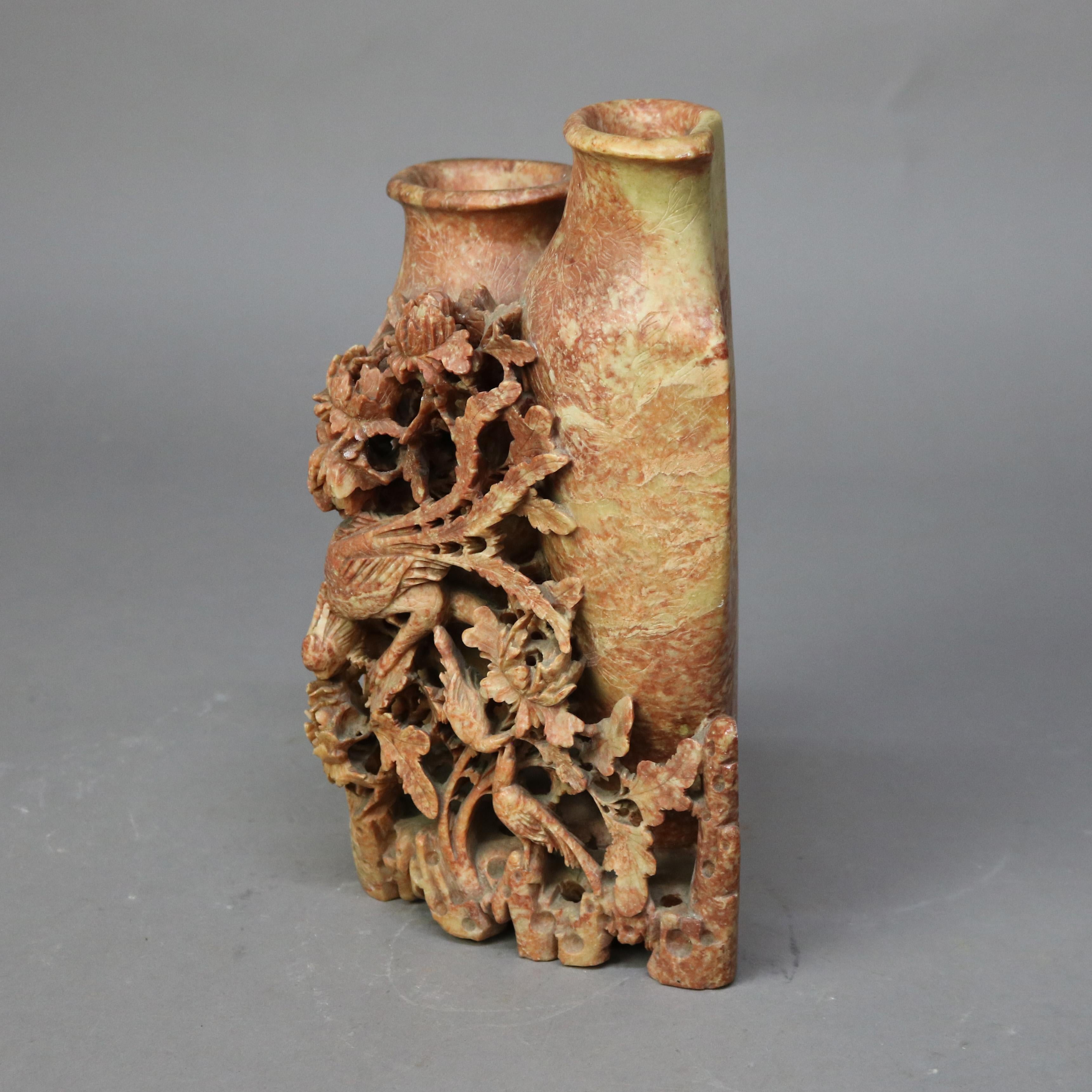 Sculpté Ancien vase chinois à double soapstone rouge sculpté, figuratif et floral, vers 1920 en vente
