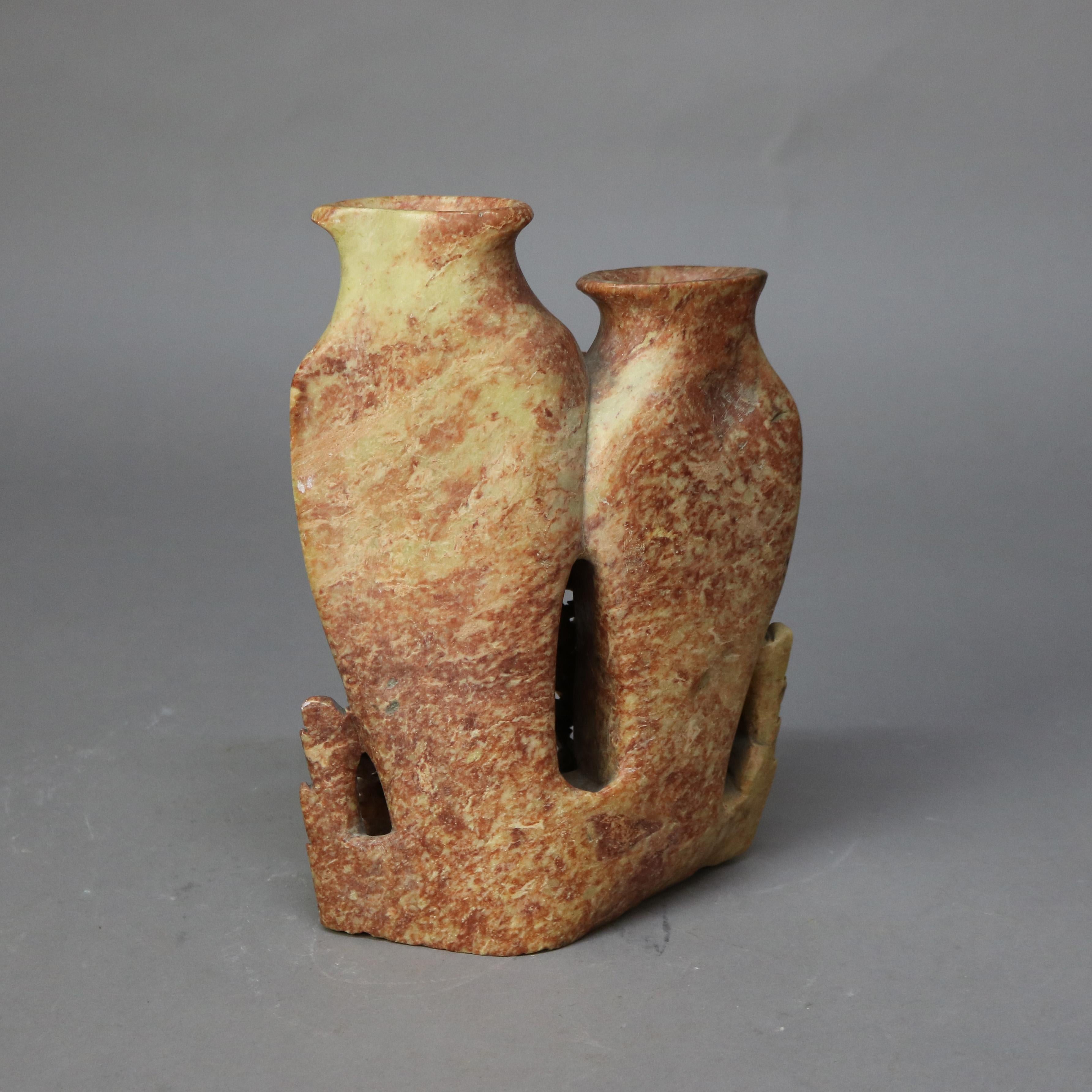 Ancien vase chinois à double soapstone rouge sculpté, figuratif et floral, vers 1920 Bon état - En vente à Big Flats, NY
