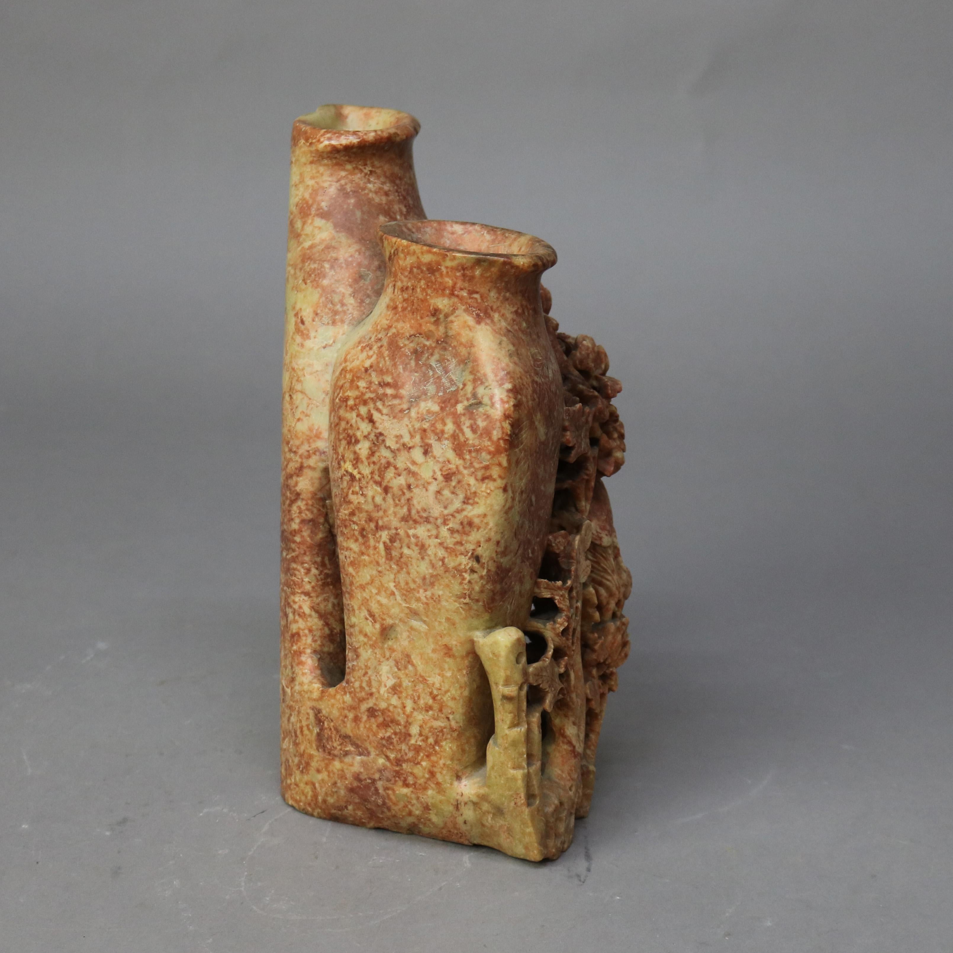 20ième siècle Ancien vase chinois à double soapstone rouge sculpté, figuratif et floral, vers 1920 en vente