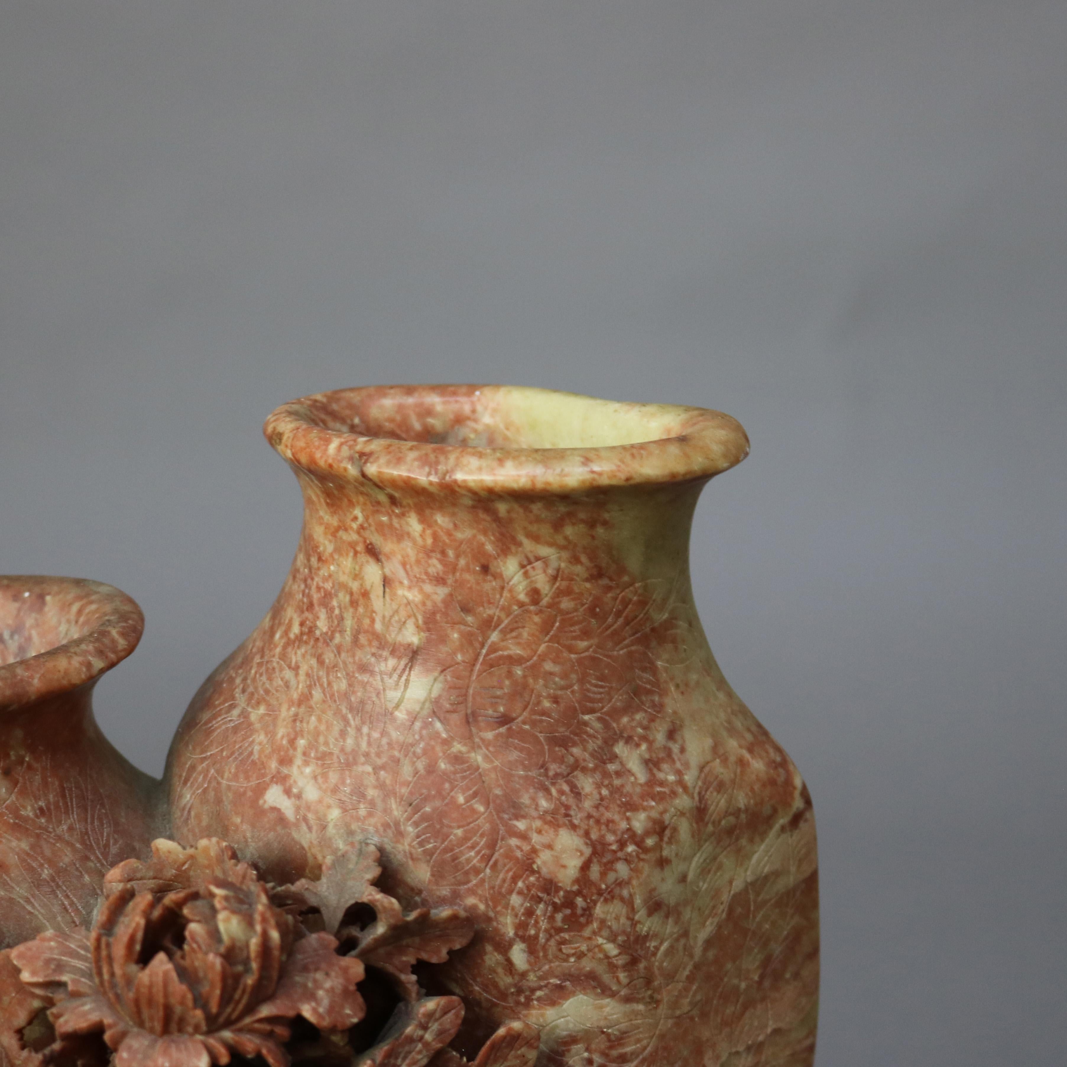 Stéatite Ancien vase chinois à double soapstone rouge sculpté, figuratif et floral, vers 1920 en vente