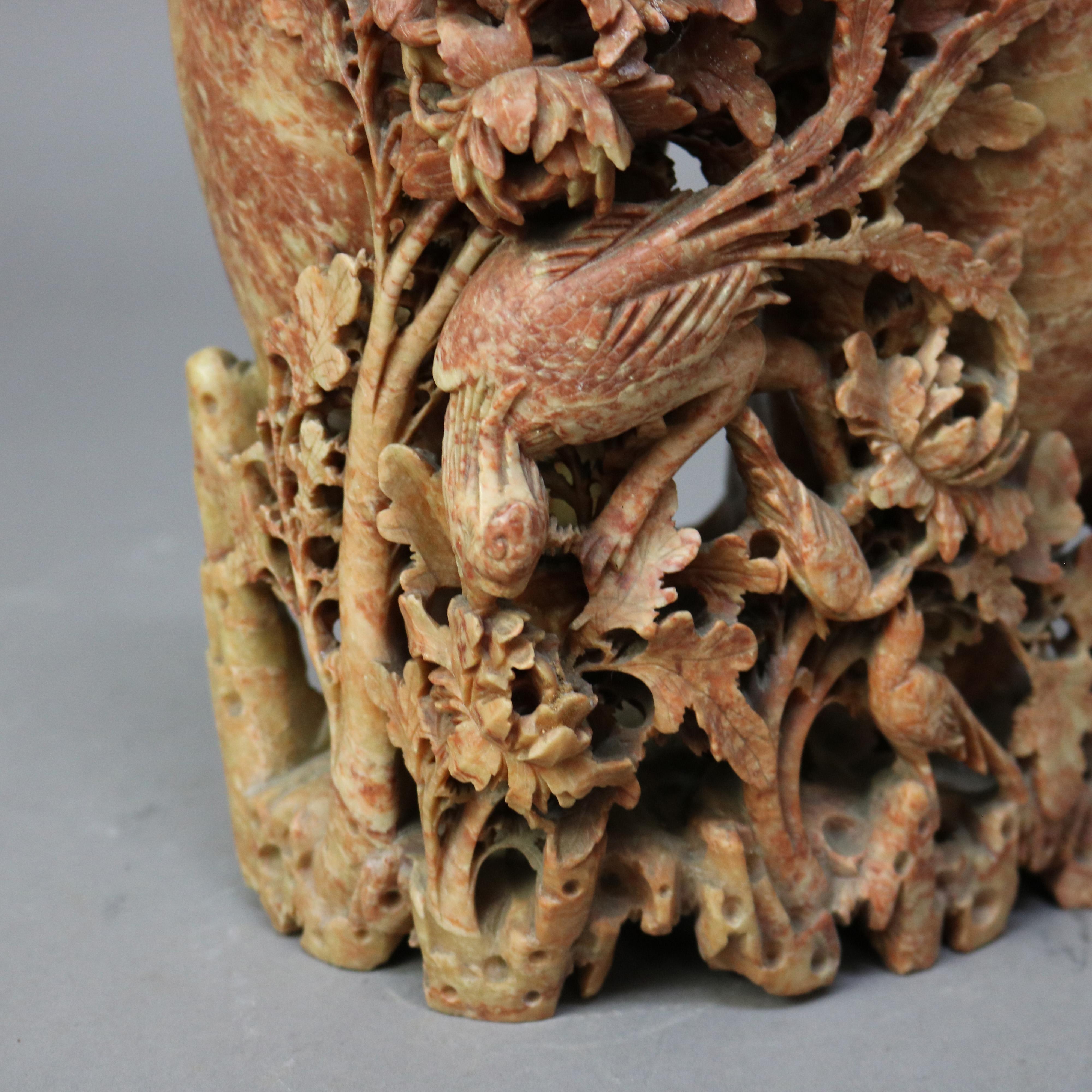 Ancien vase chinois à double soapstone rouge sculpté, figuratif et floral, vers 1920 en vente 1