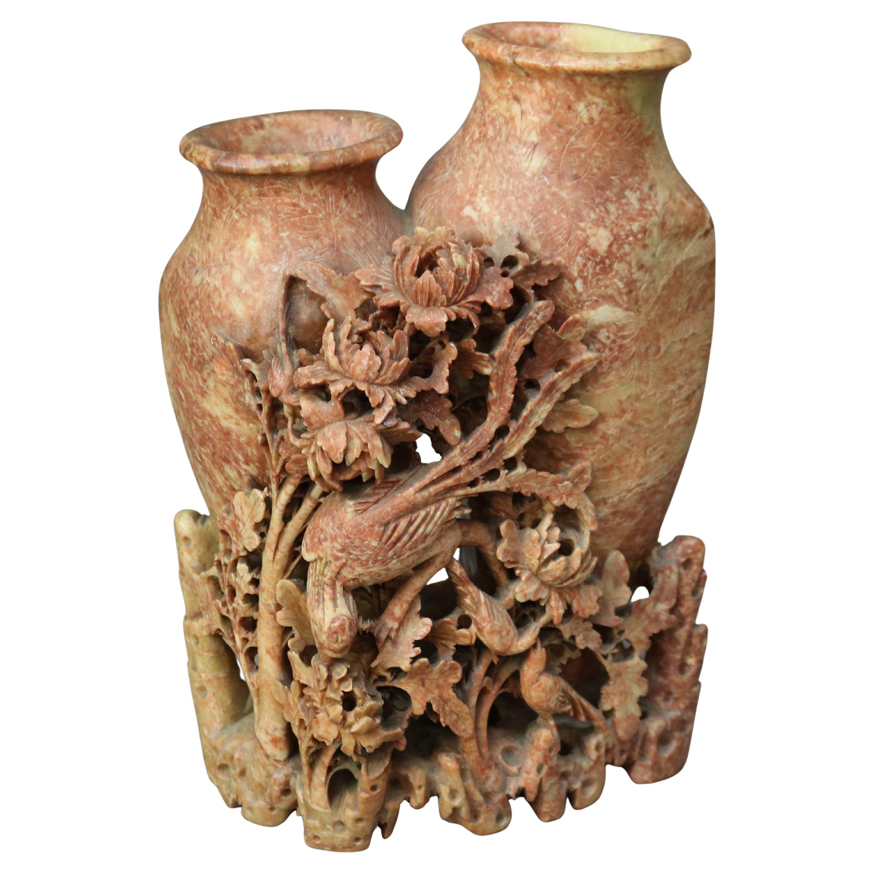 Antiguo jarrón chino doble de esteatita roja tallada con figuras y flores C1920