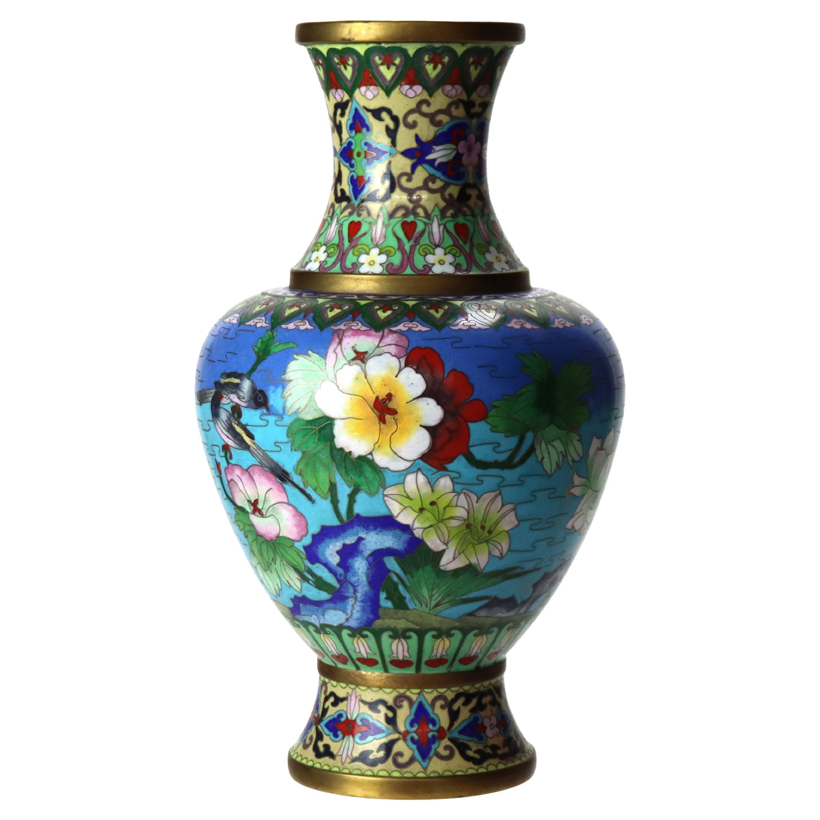 Antiguo jarrón chino esmaltado de cloisonné con figuras y flores c1920