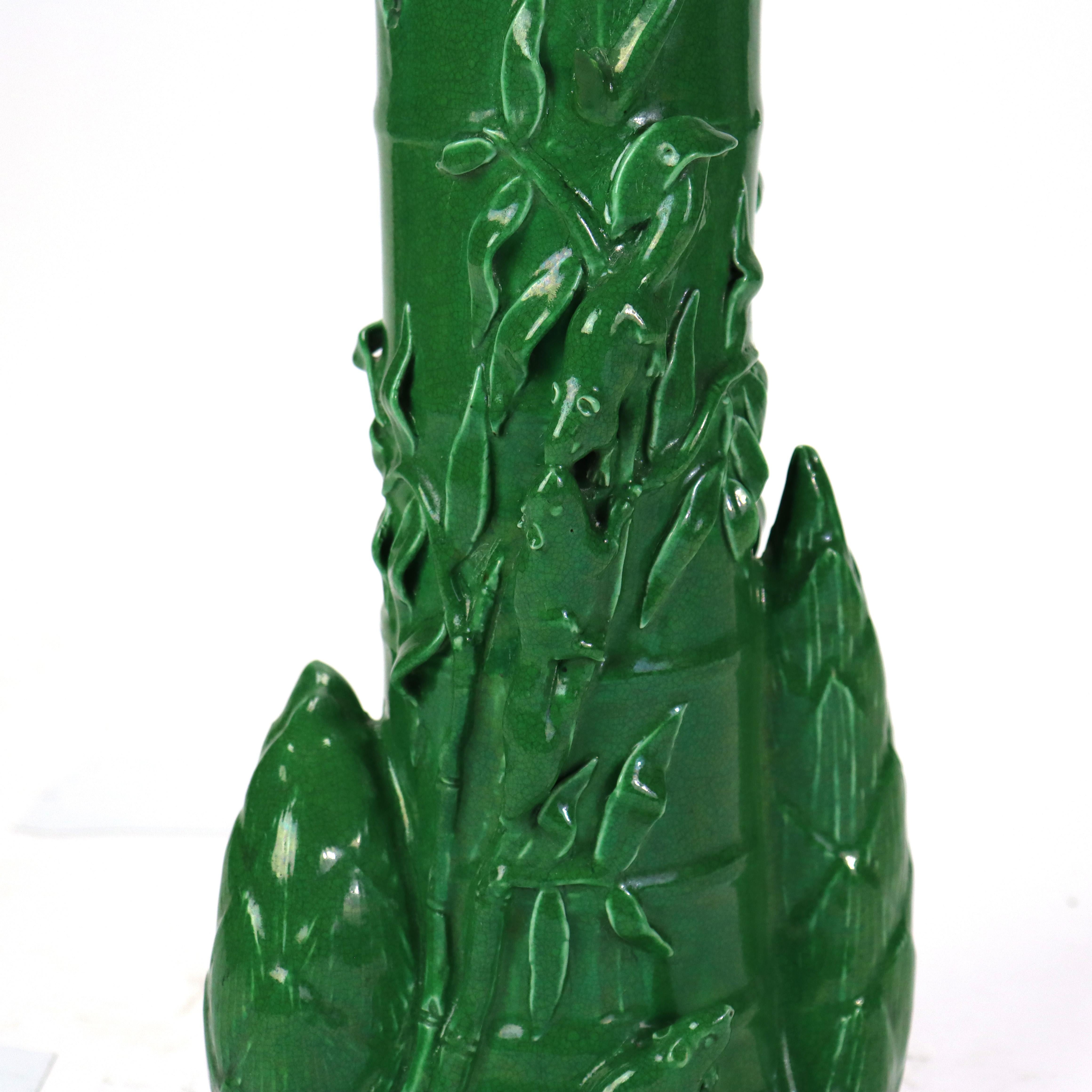 Antike chinesische figurale & blattförmige Jade grün glasierte Keramik Vase c1930 im Zustand „Gut“ im Angebot in Big Flats, NY