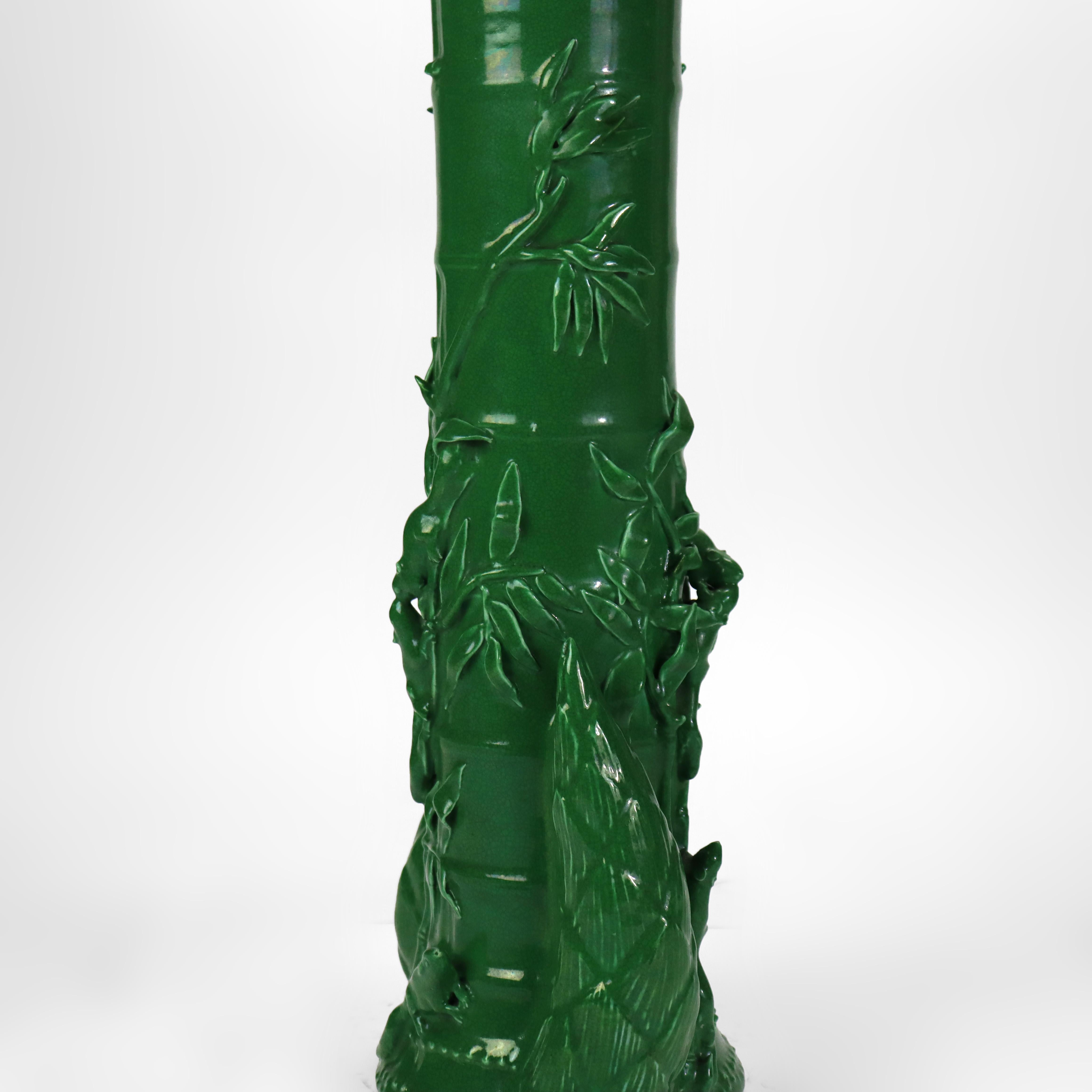 Antike chinesische figurale & blattförmige Jade grün glasierte Keramik Vase c1930 (20. Jahrhundert) im Angebot