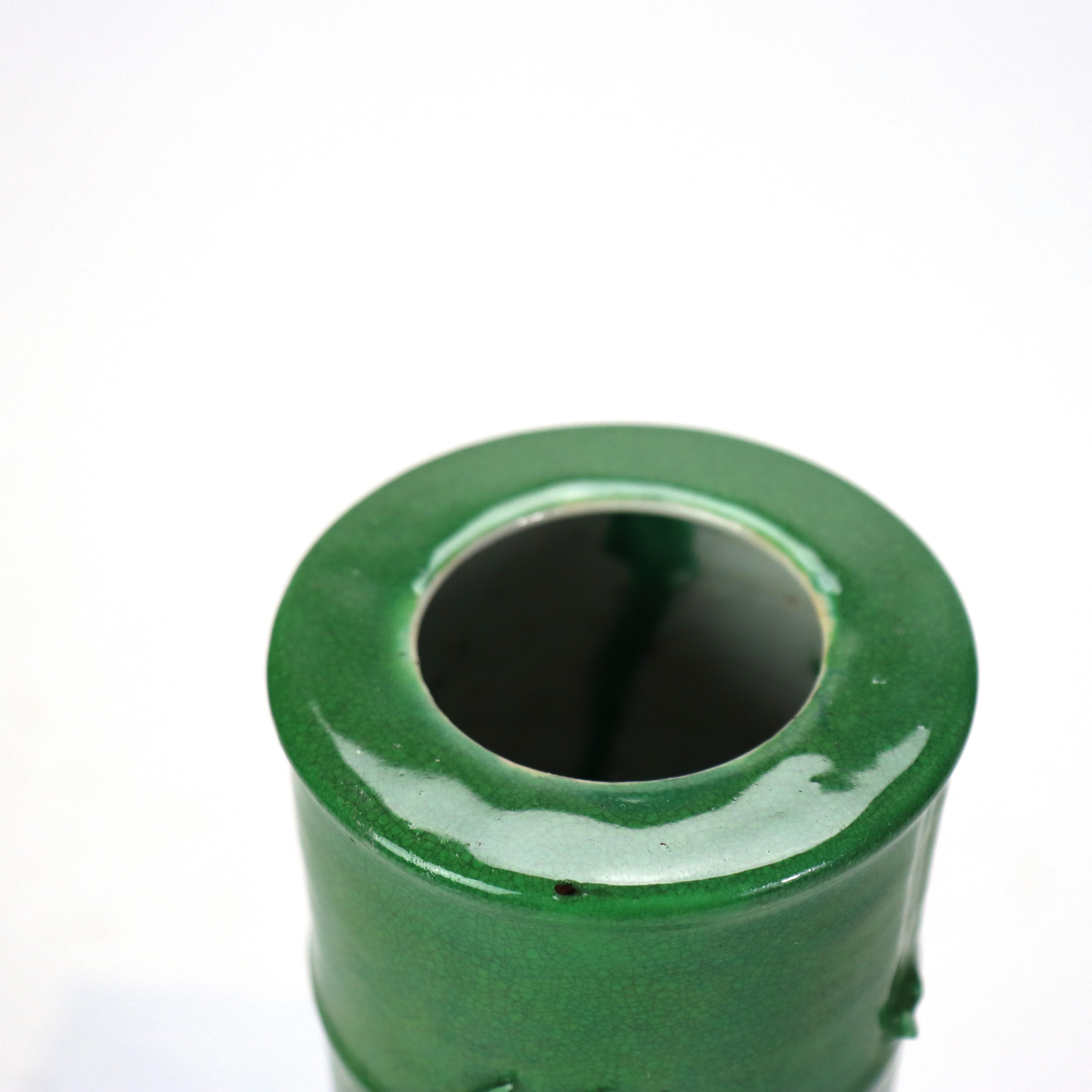 Antike chinesische figurale & blattförmige Jade grün glasierte Keramik Vase c1930 (Töpferwaren) im Angebot
