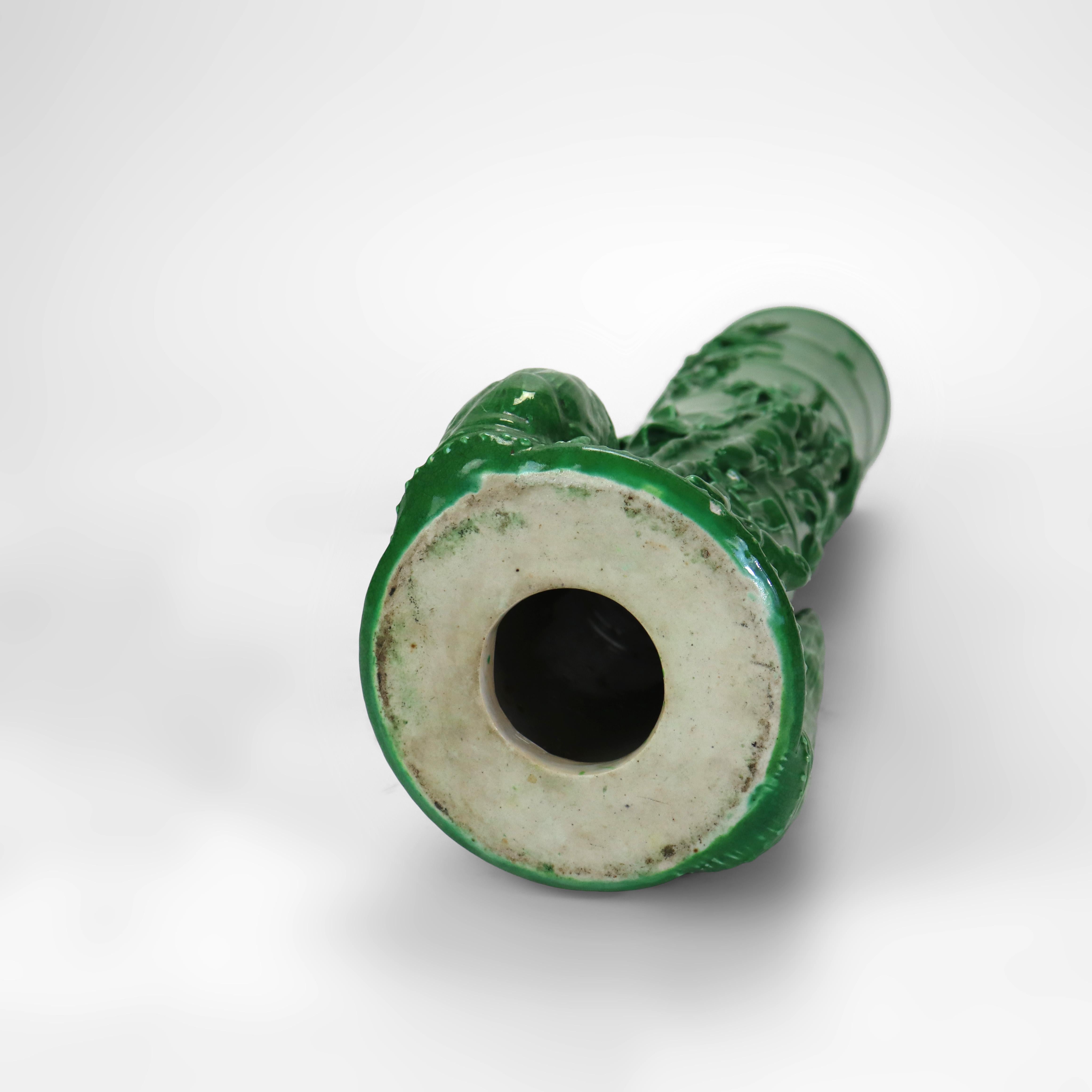 Antike chinesische figurale & blattförmige Jade grün glasierte Keramik Vase c1930 im Angebot 1