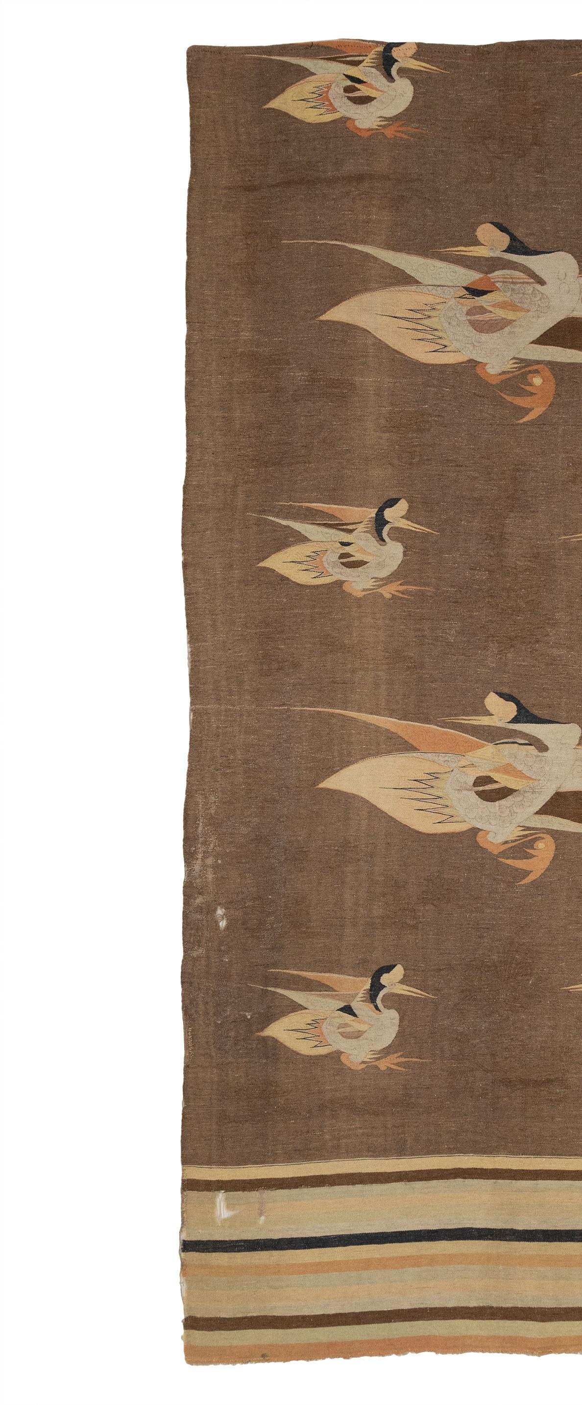 Este antiguo tapiz kilim chino de tejido plano presenta un encantador diseño a rayas que destila elegancia. Tejida a mano en 1800, esta pieza sigue en perfecto estado y puede restaurarse a su gloria original si se desea. El pelo, con una gama de