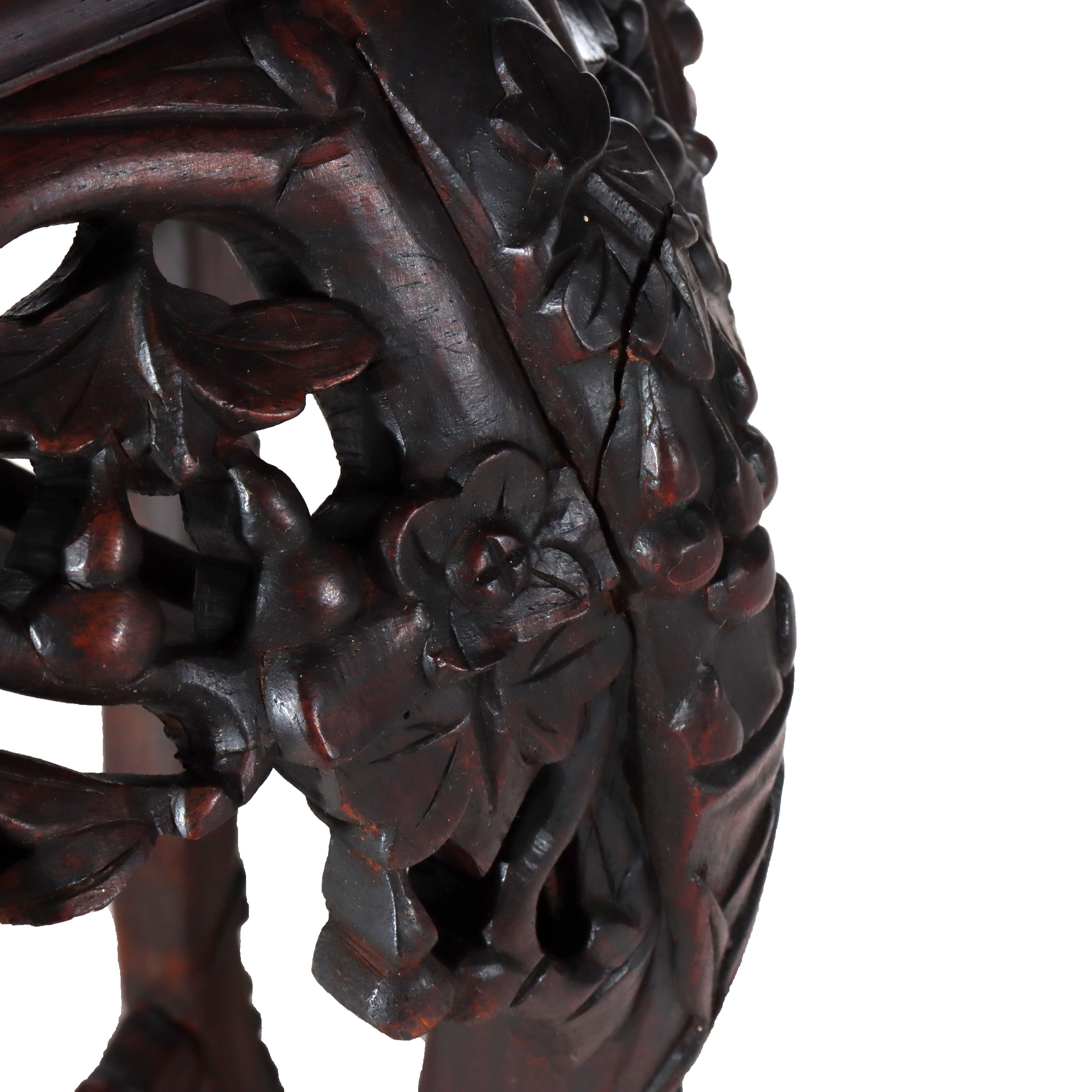 Antiguo soporte chino de madera dura tallada con flores y tapa de mármol rojo c1910 en venta 6