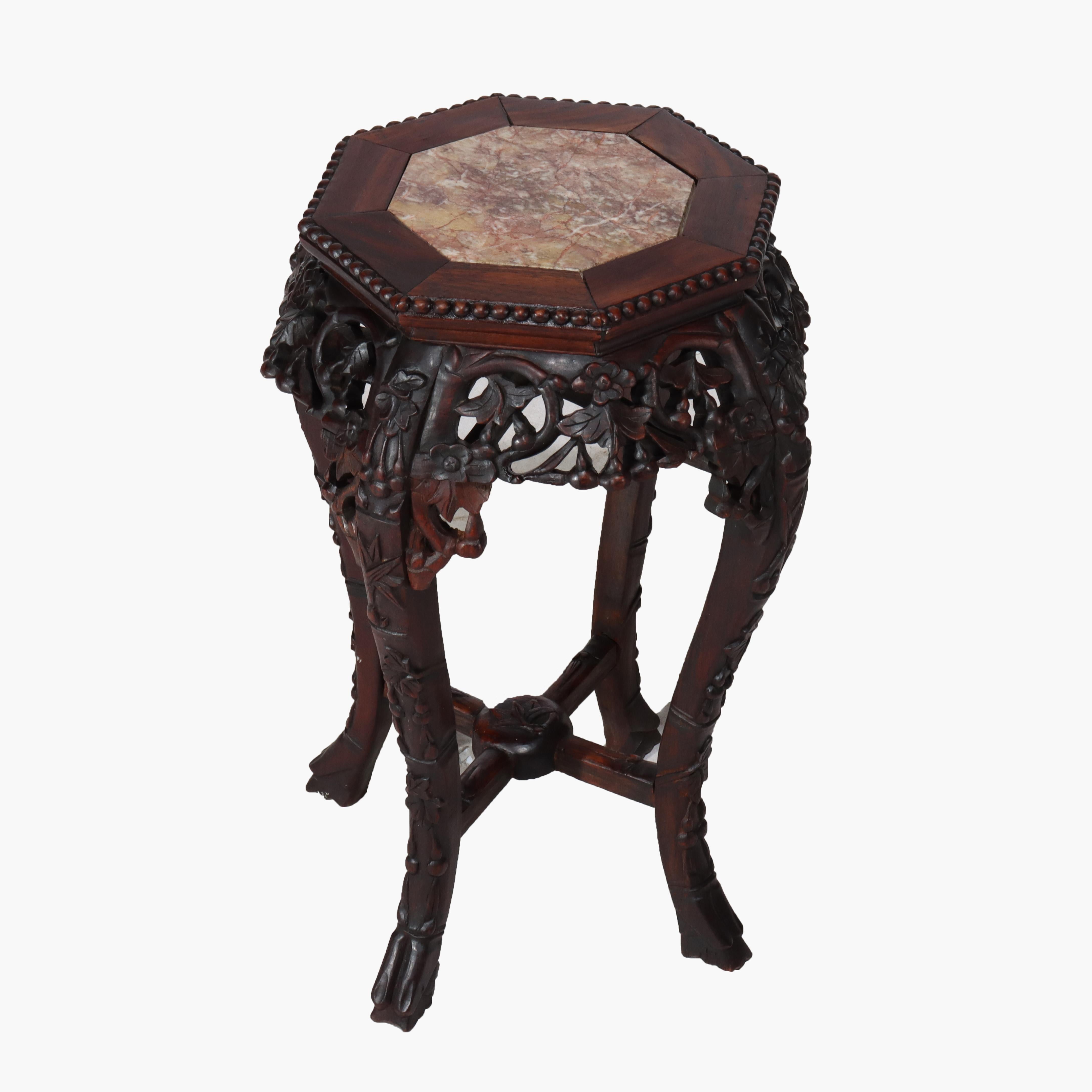 Antiguo soporte chino de madera dura tallada con flores y tapa de mármol rojo c1910 siglo XX en venta