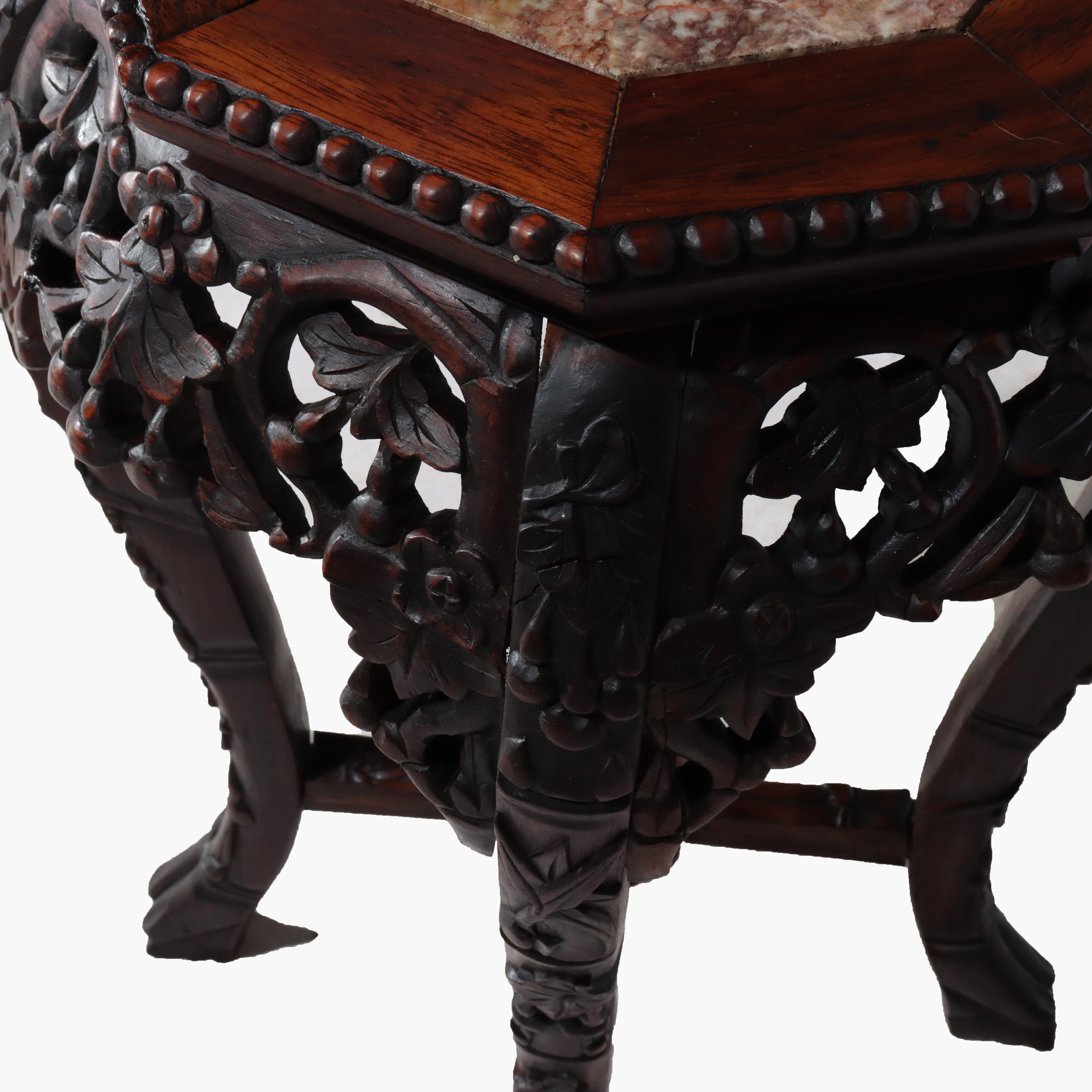 Antiguo soporte chino de madera dura tallada con flores y tapa de mármol rojo c1910 en venta 2
